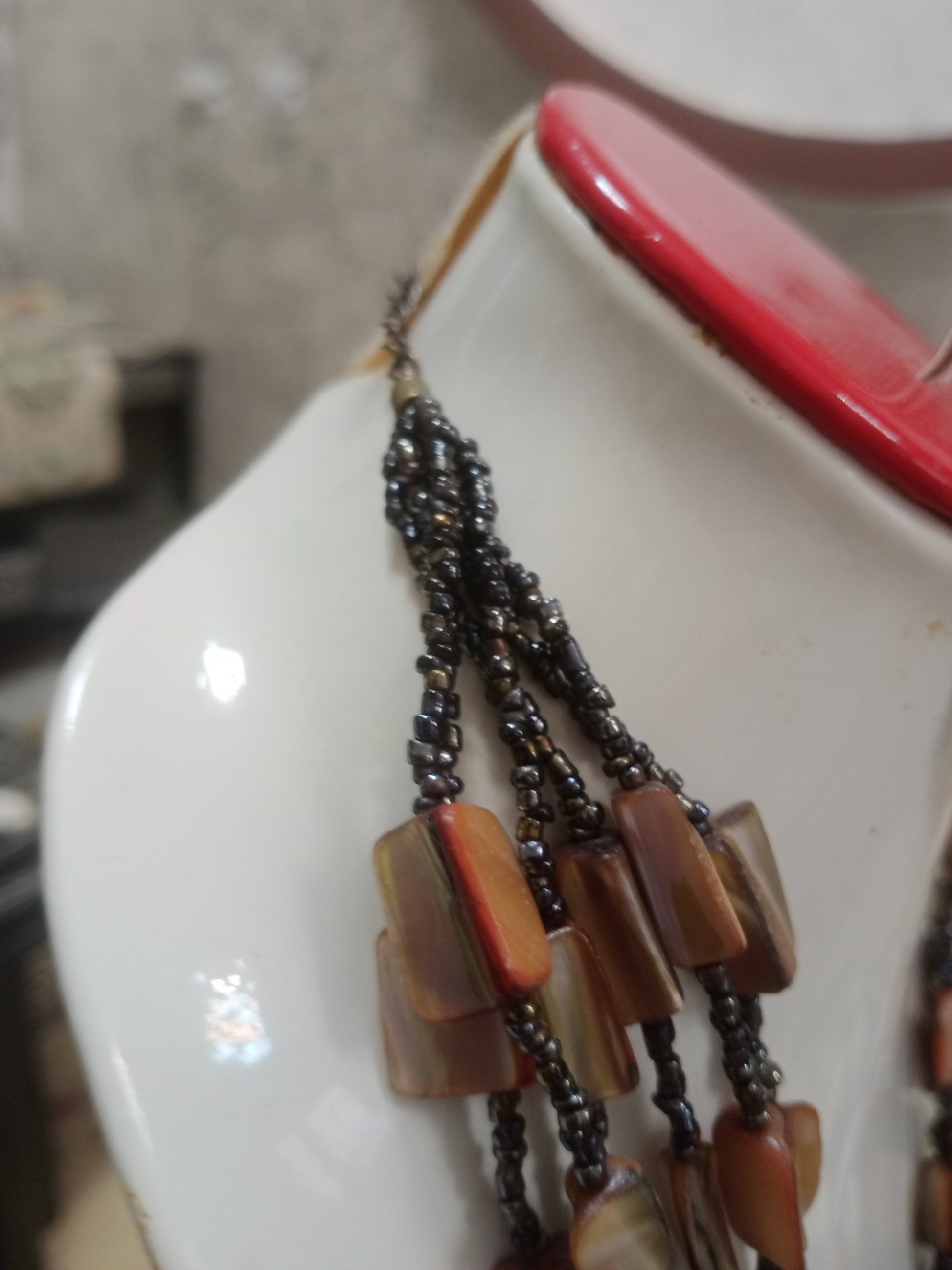 عقد من صدف بحري واحجار هيماتيت