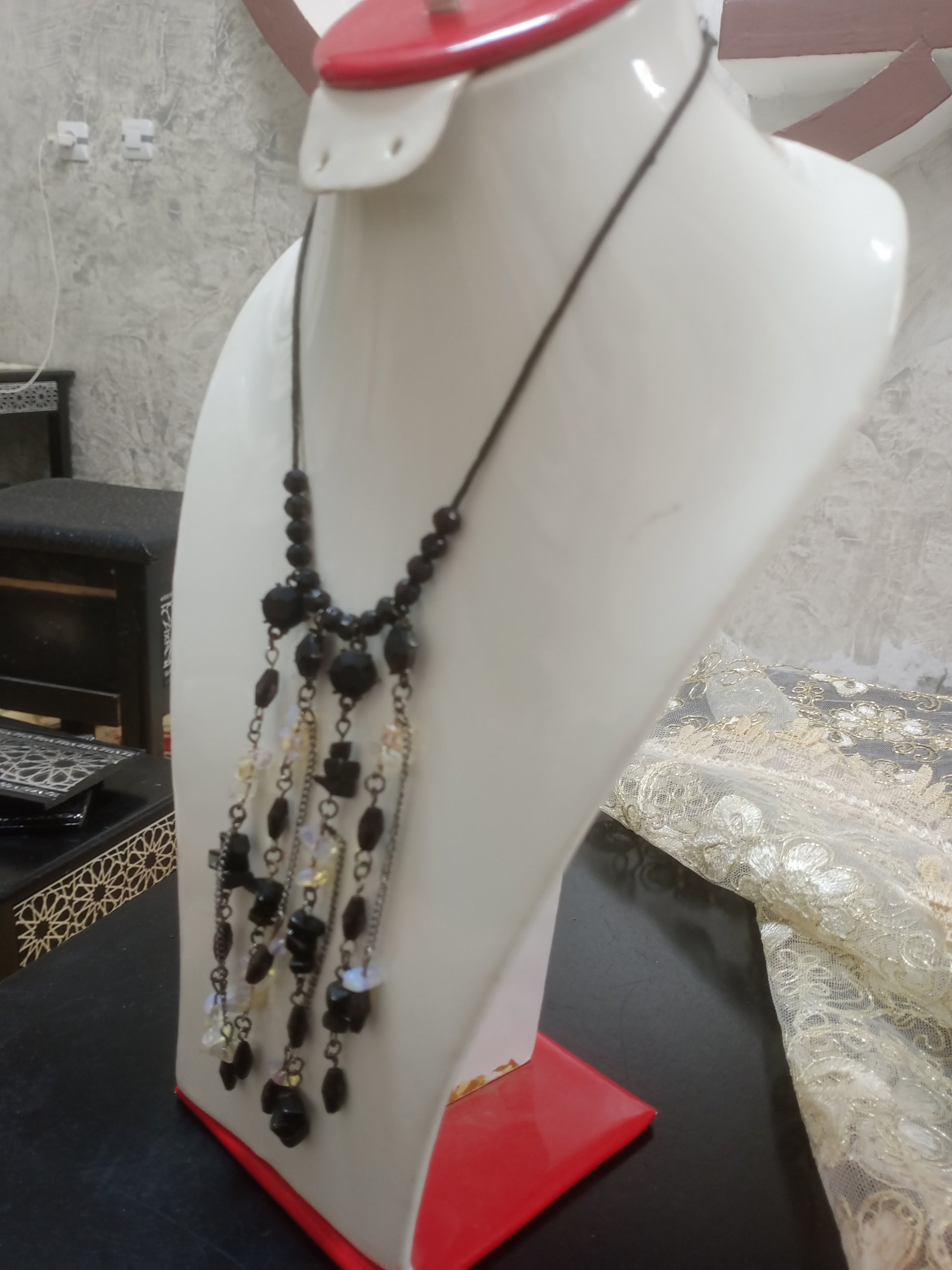 عقد تحفة بأحجار طبيعية