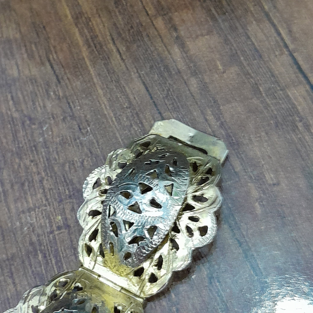 حزامة قديمة ومطبوعة من نحاس