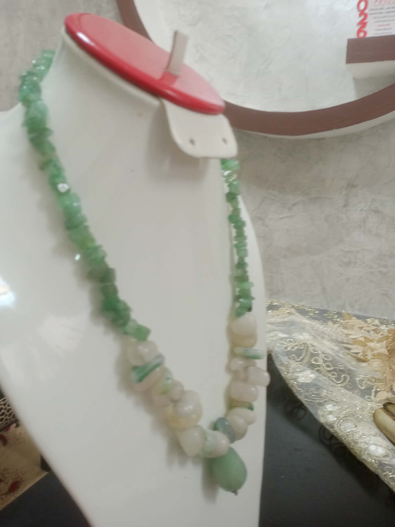 عقد تحفة من أحجار طبيعية