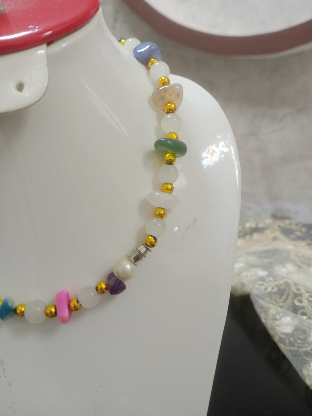 عقد تحفة من احجار طبيعية