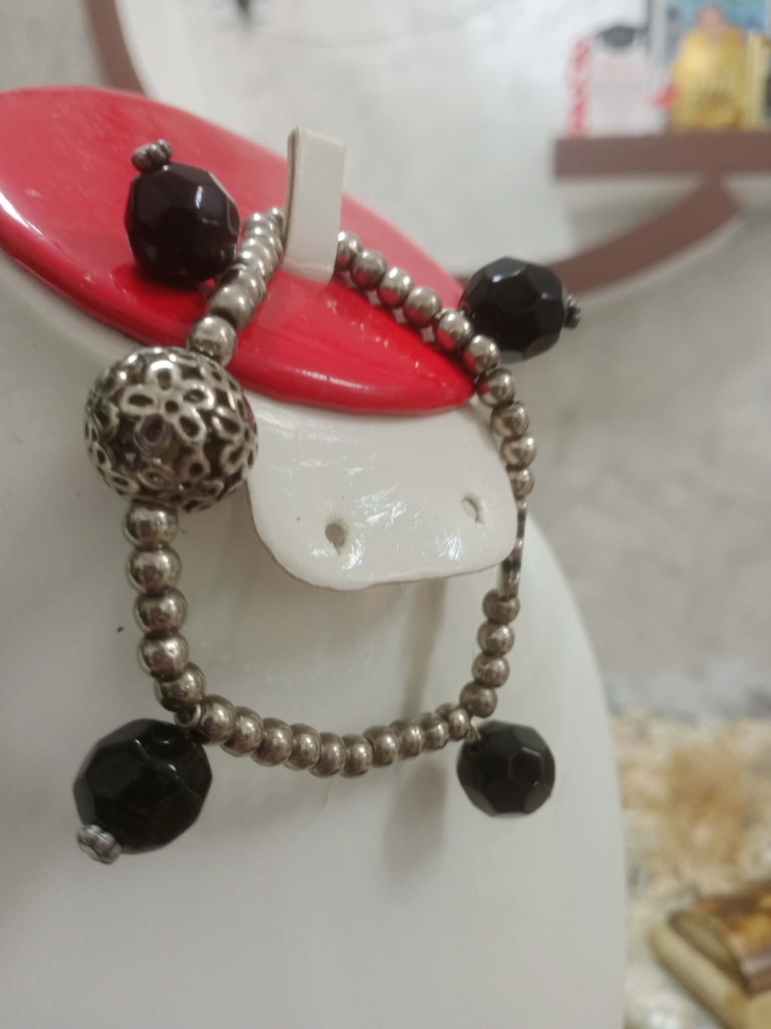 سوار من بلاكي أبيض واحجار عقيق طبيعي