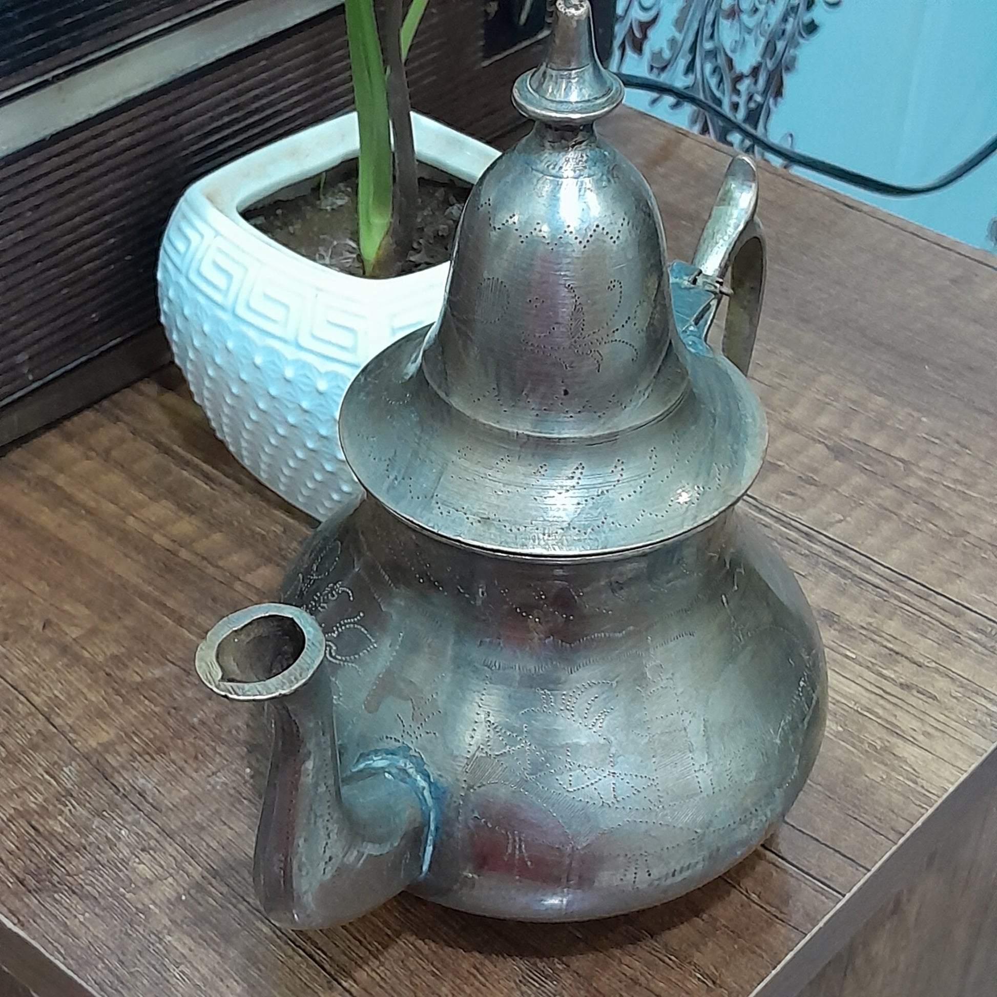 إبريق قديم من نحاس لديكور