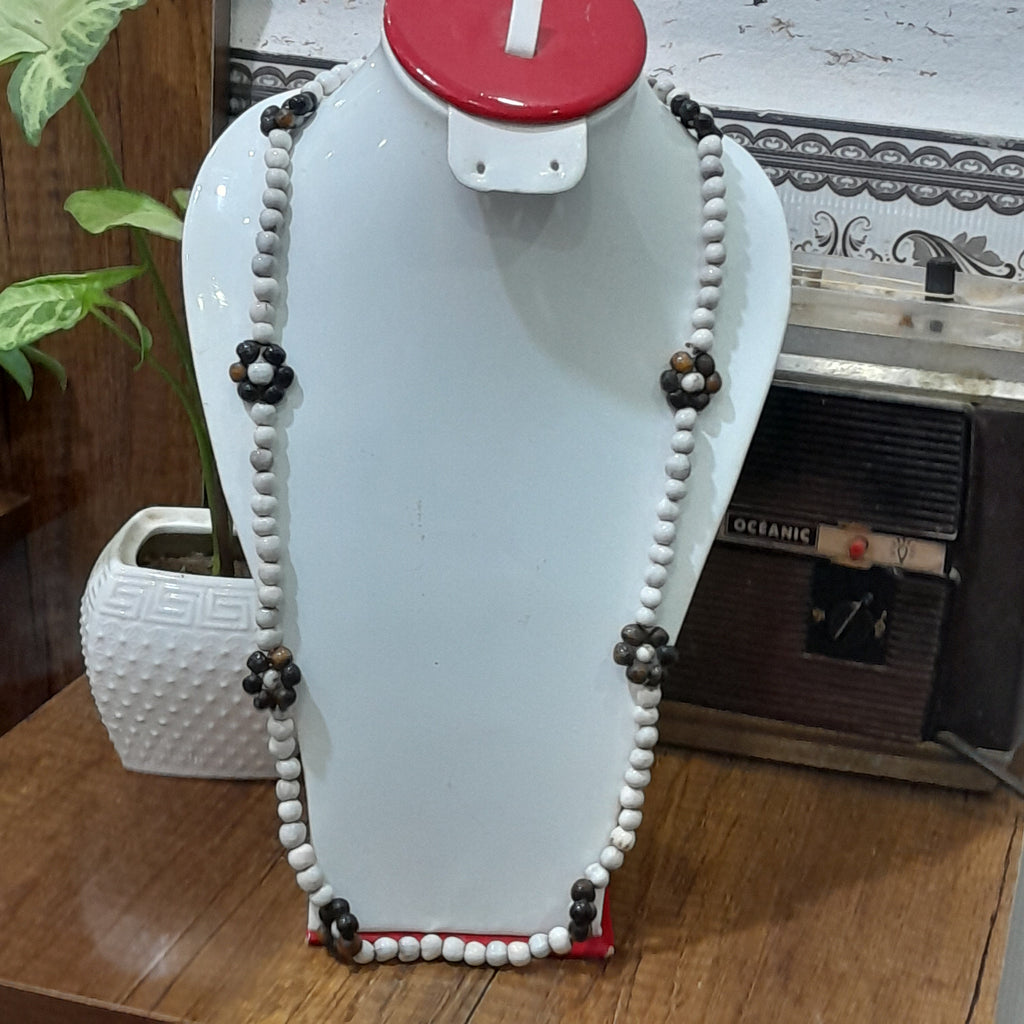 عقد قديم من بذور