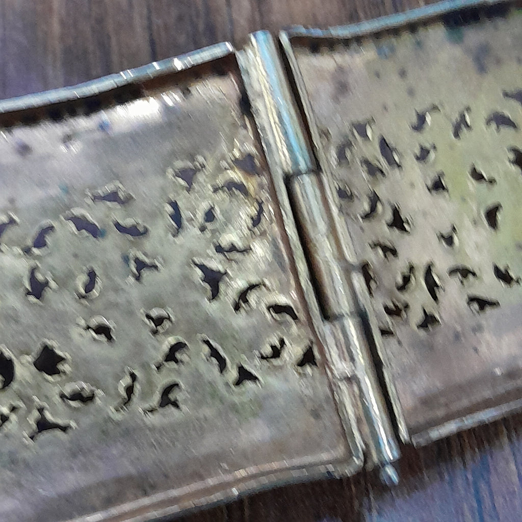 حزامة قديمة ومطبوعة من نحاس