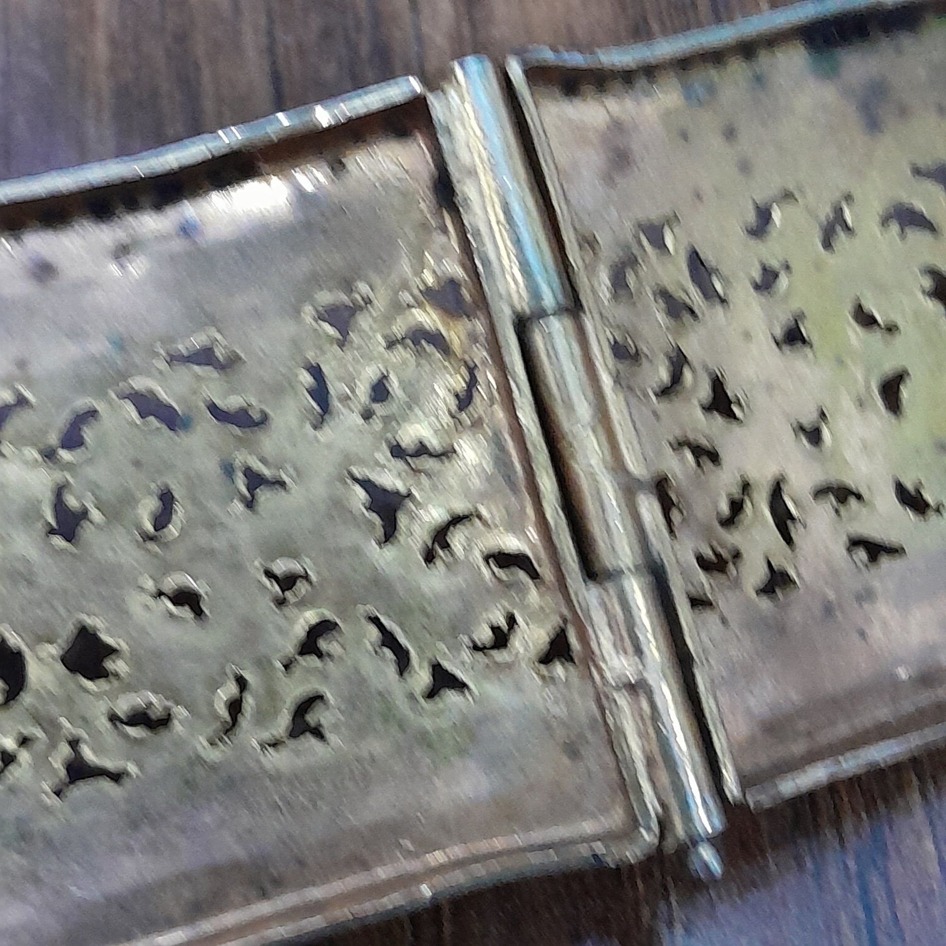 حزامة قديمة ومطبوعة من نحاس