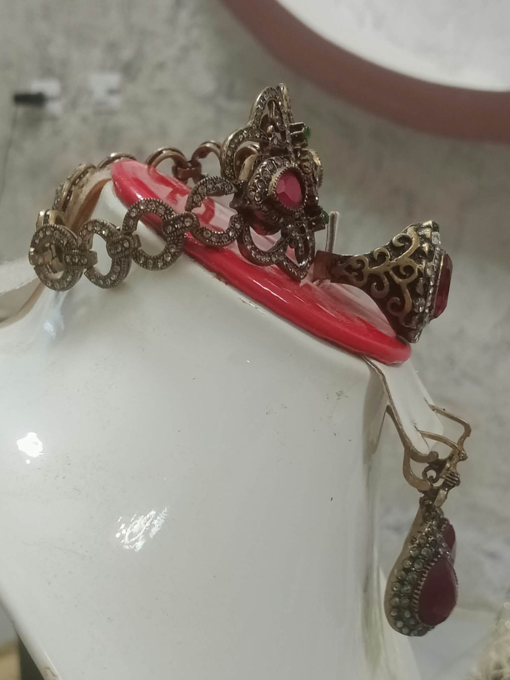 أكسسوارات تحفة من برونز مكونة من براسلي وخاتم واقراط