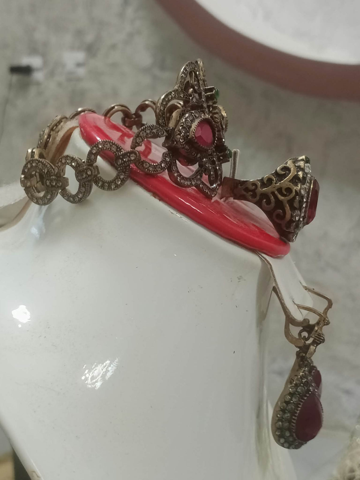أكسسوارات تحفة من برونز مكونة من براسلي وخاتم واقراط