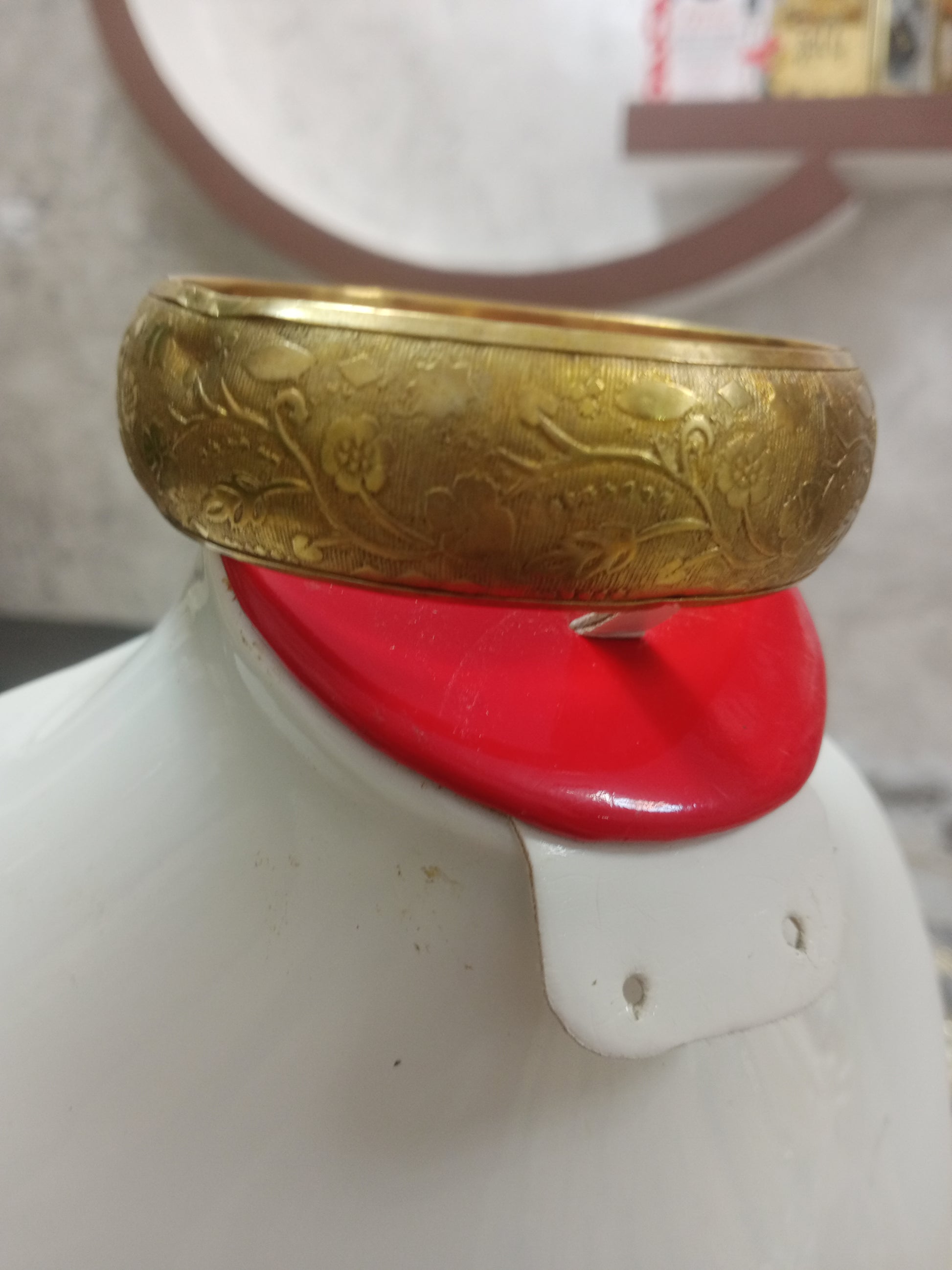سوار تحفة من نحاس اصفر حر قطره 8 سم