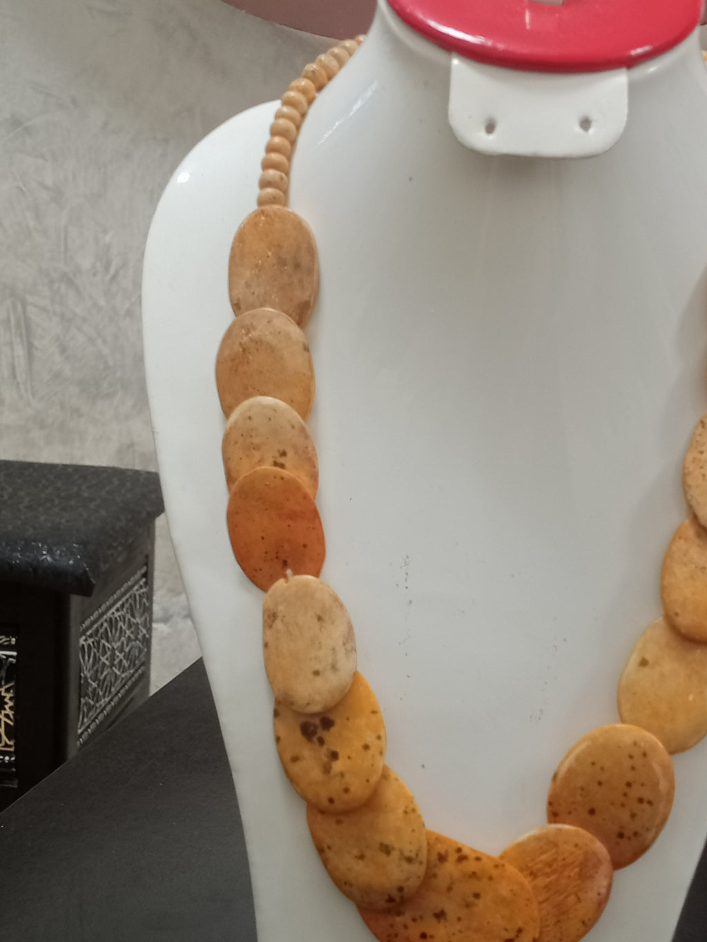 عقد قديم من عضم