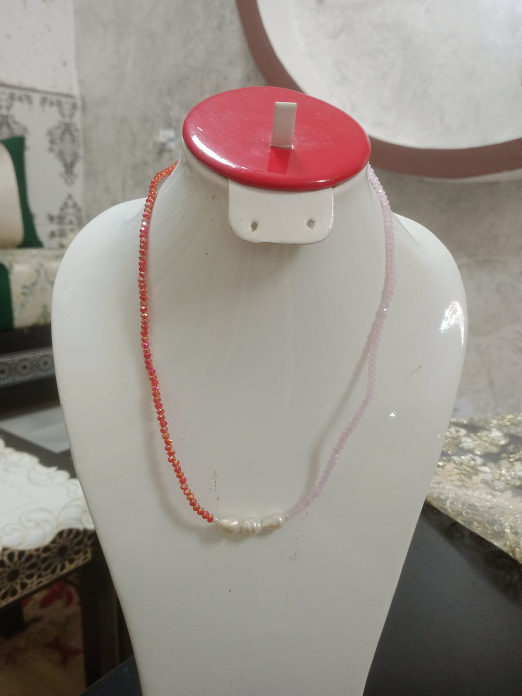 عقد من كريستال ولؤلؤ طبيعي