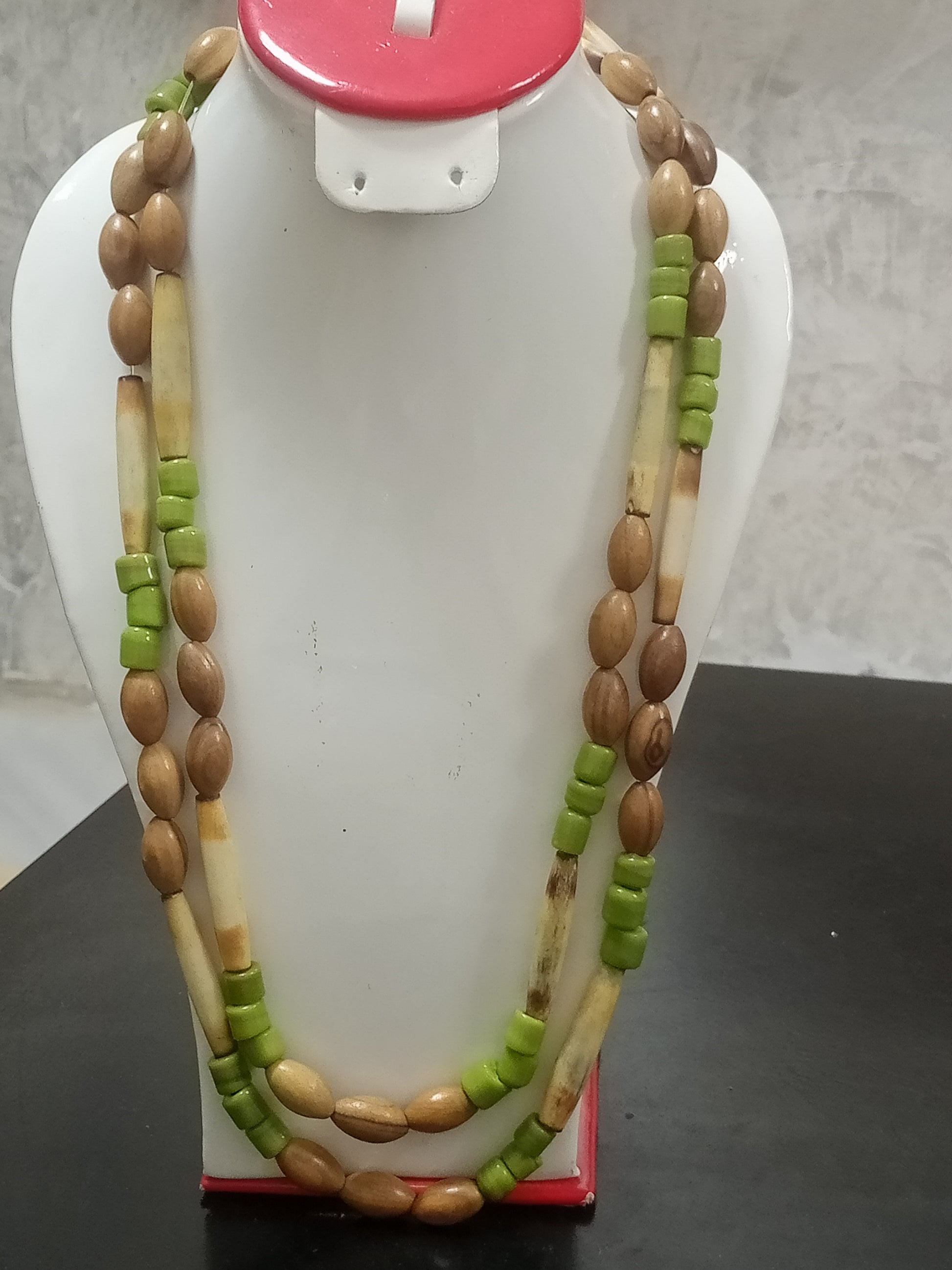 عقد قديم من خشب