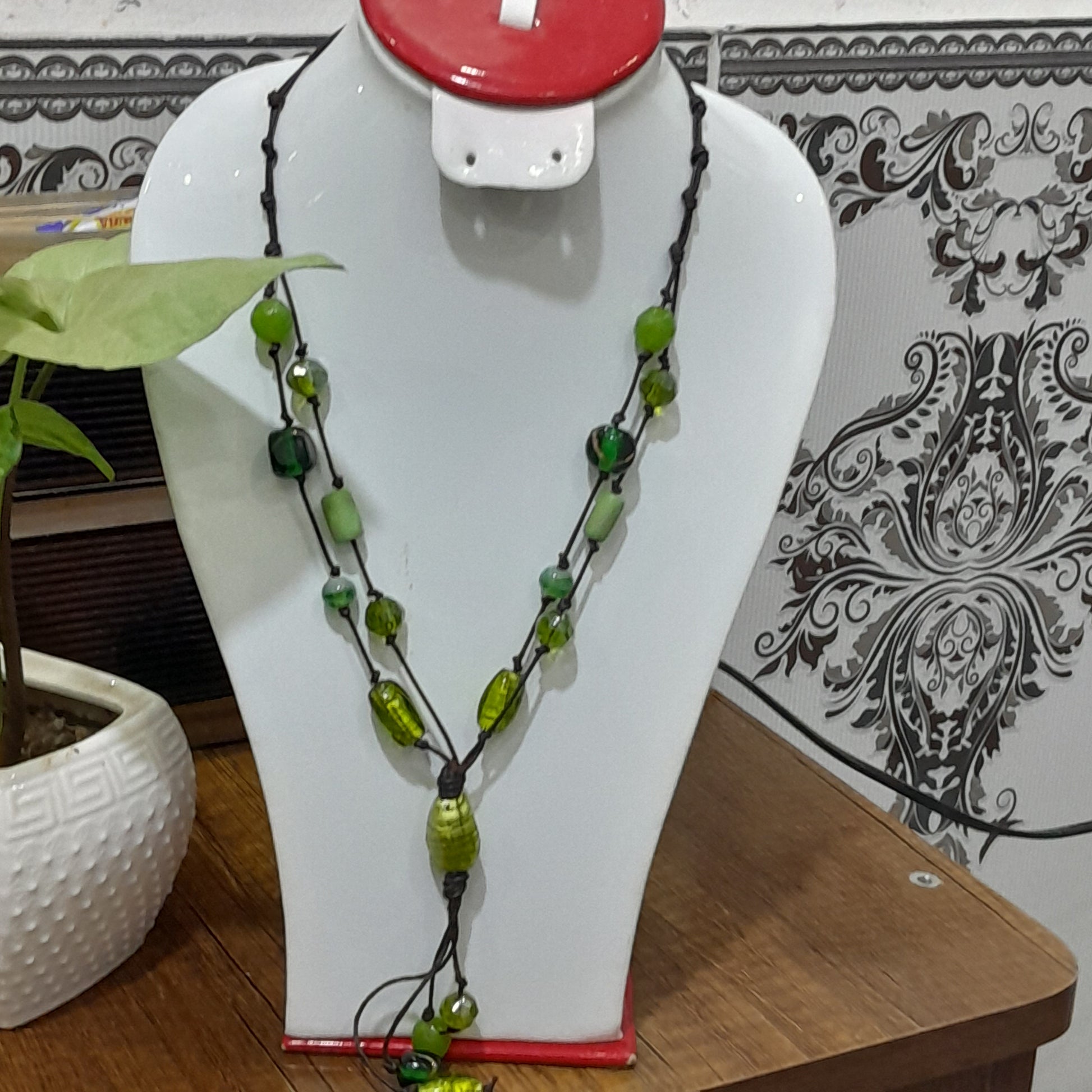عقد تحفة بأحجار