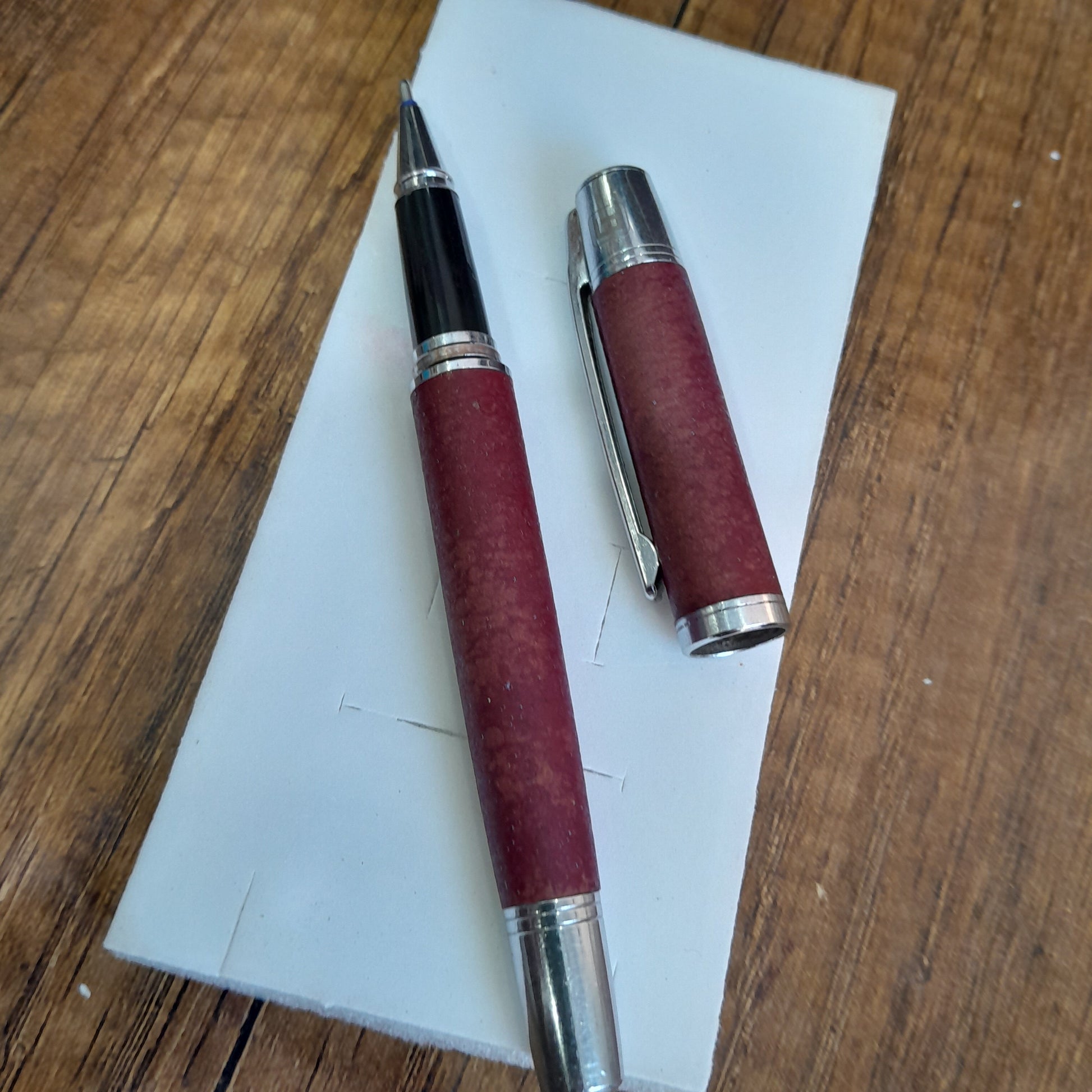قلم تحفة بجلد حر