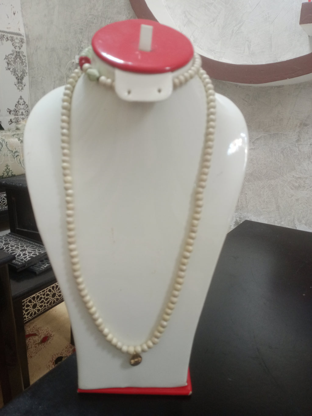 عقد قديم من احجار طبيعية