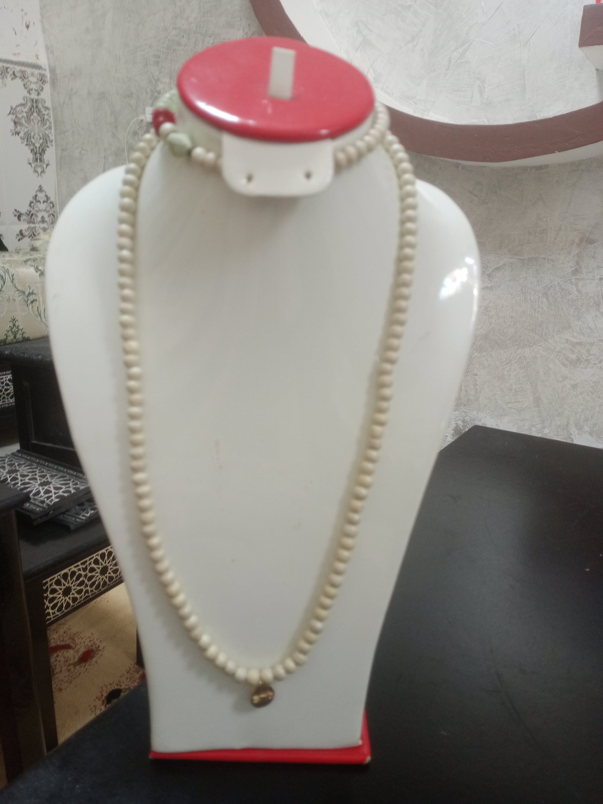 عقد قديم من احجار طبيعية