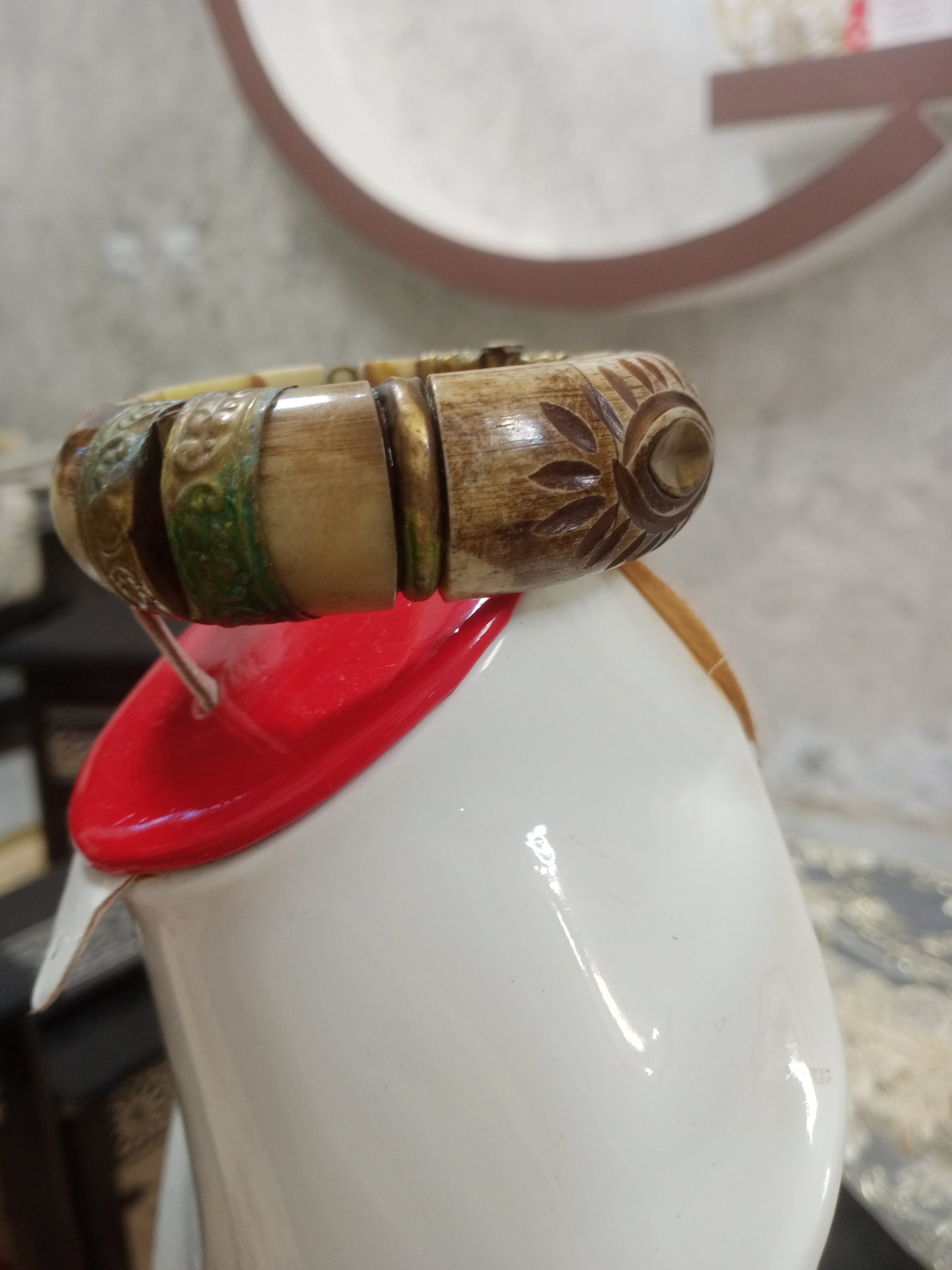 سوار قديم من عاج