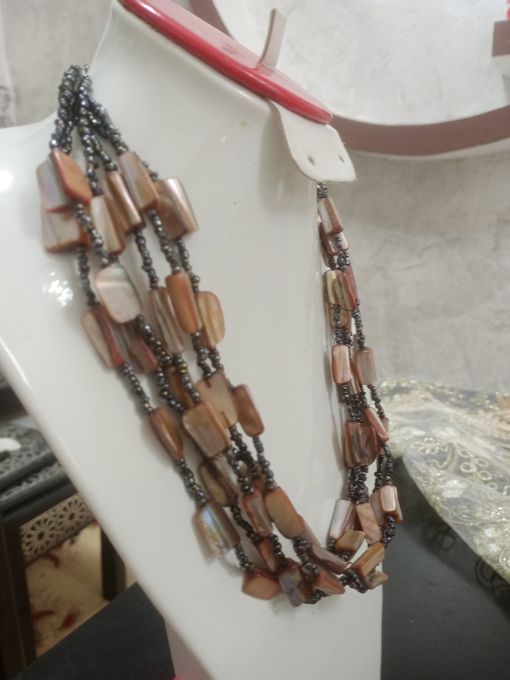 عقد من صدف بحري واحجار هيماتيت