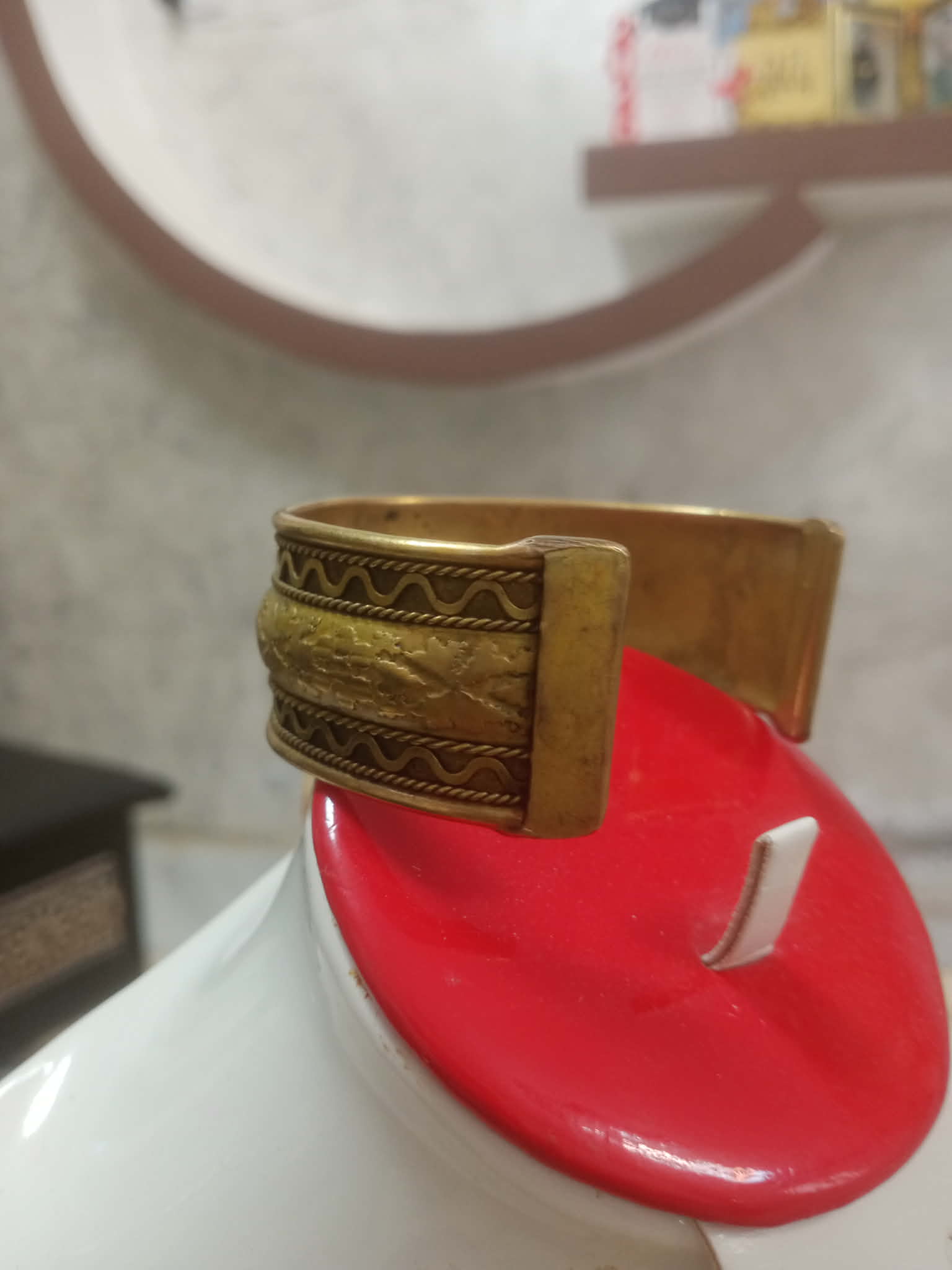 سوار قديم من نحاس أصفر حر