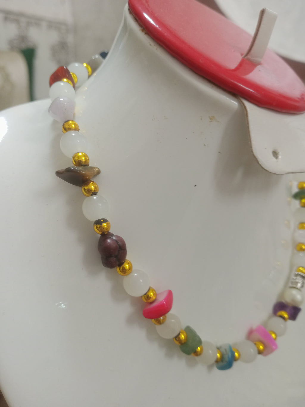 عقد تحفة من احجار طبيعية