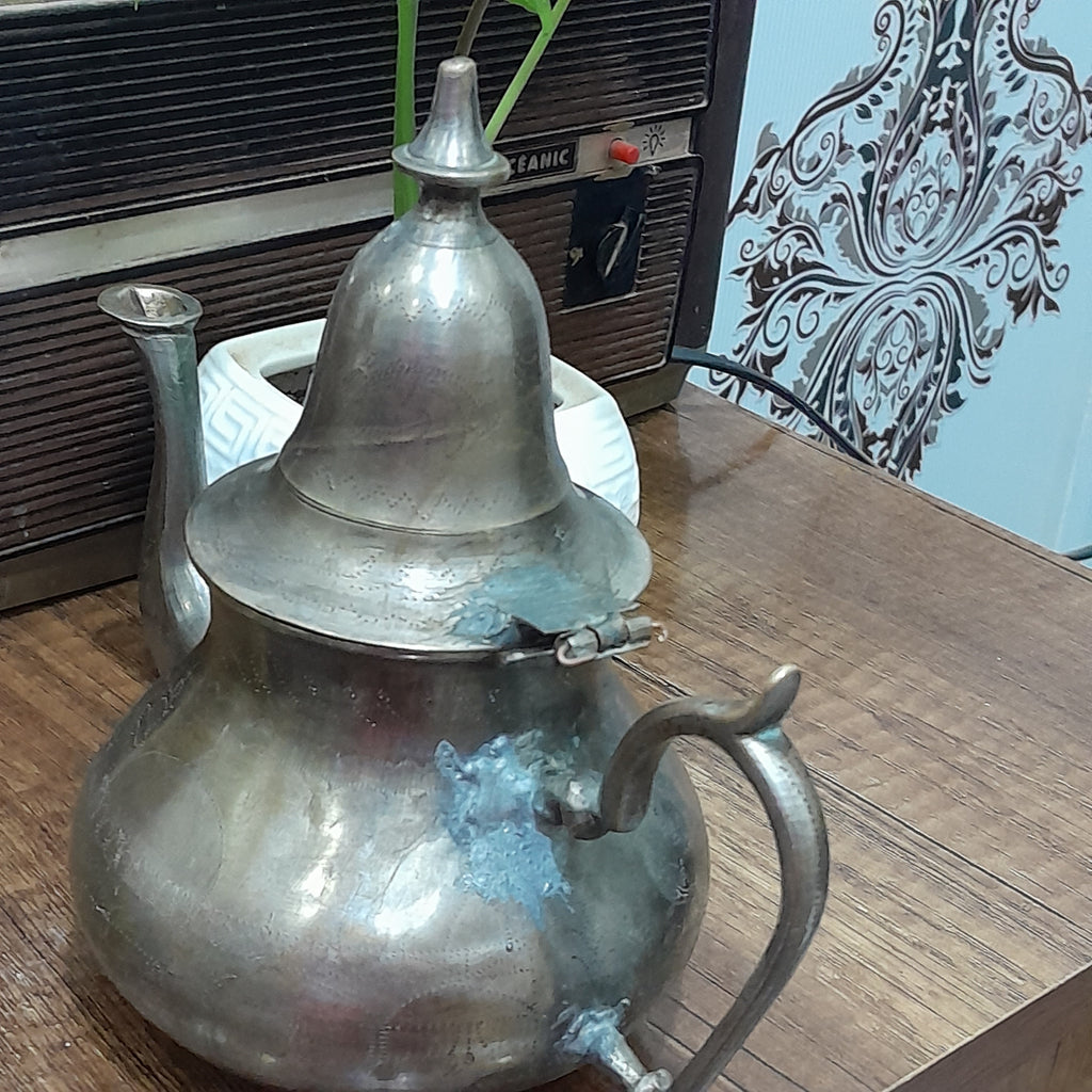 إبريق قديم من نحاس لديكور