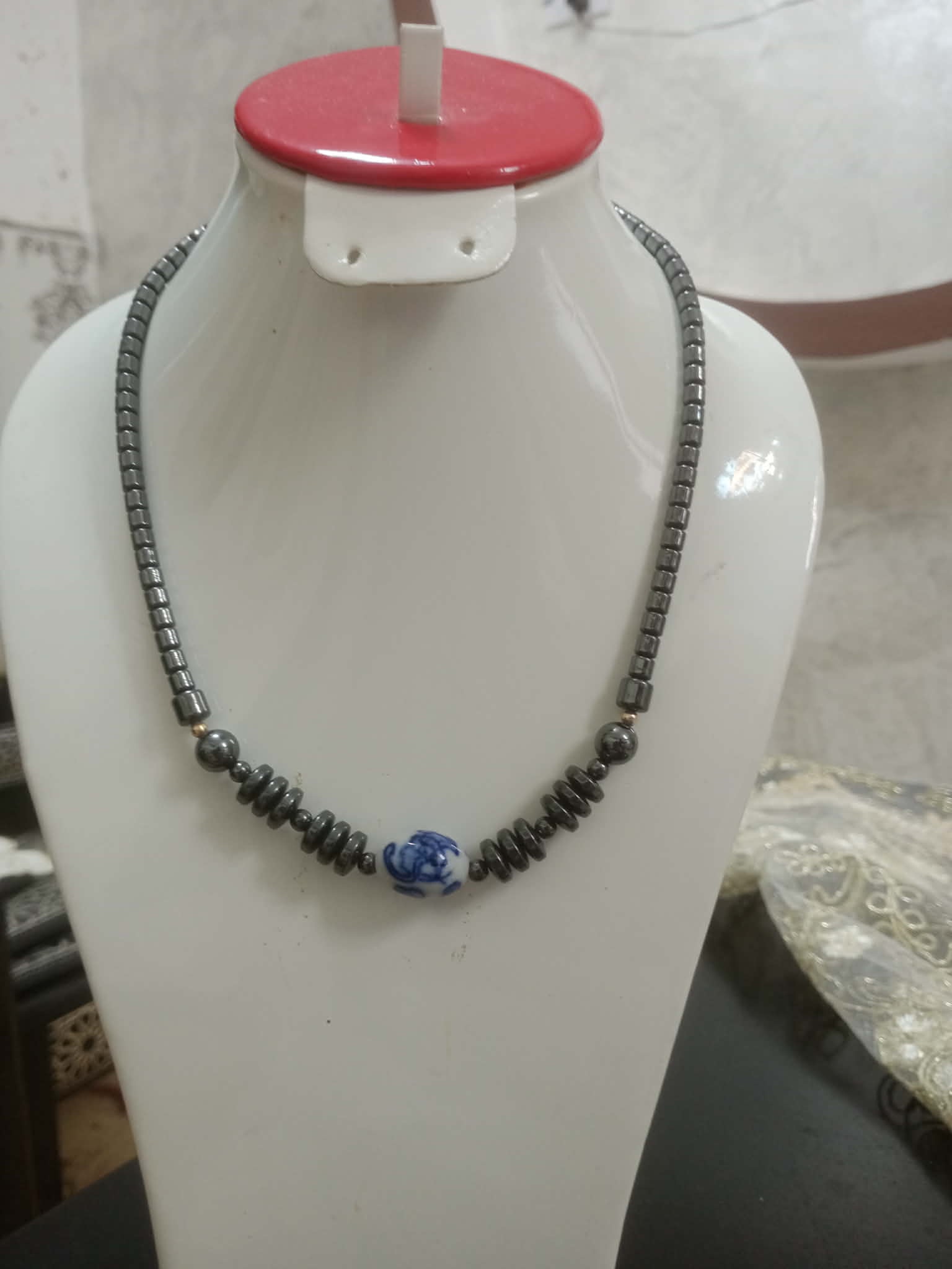 عقد من حجر هيماتيت طبيعي