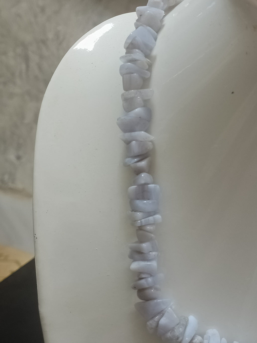 عقد من احجار طبيعية