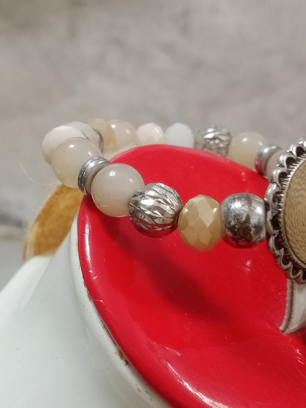 سوار تحفة من احجار طبيعية