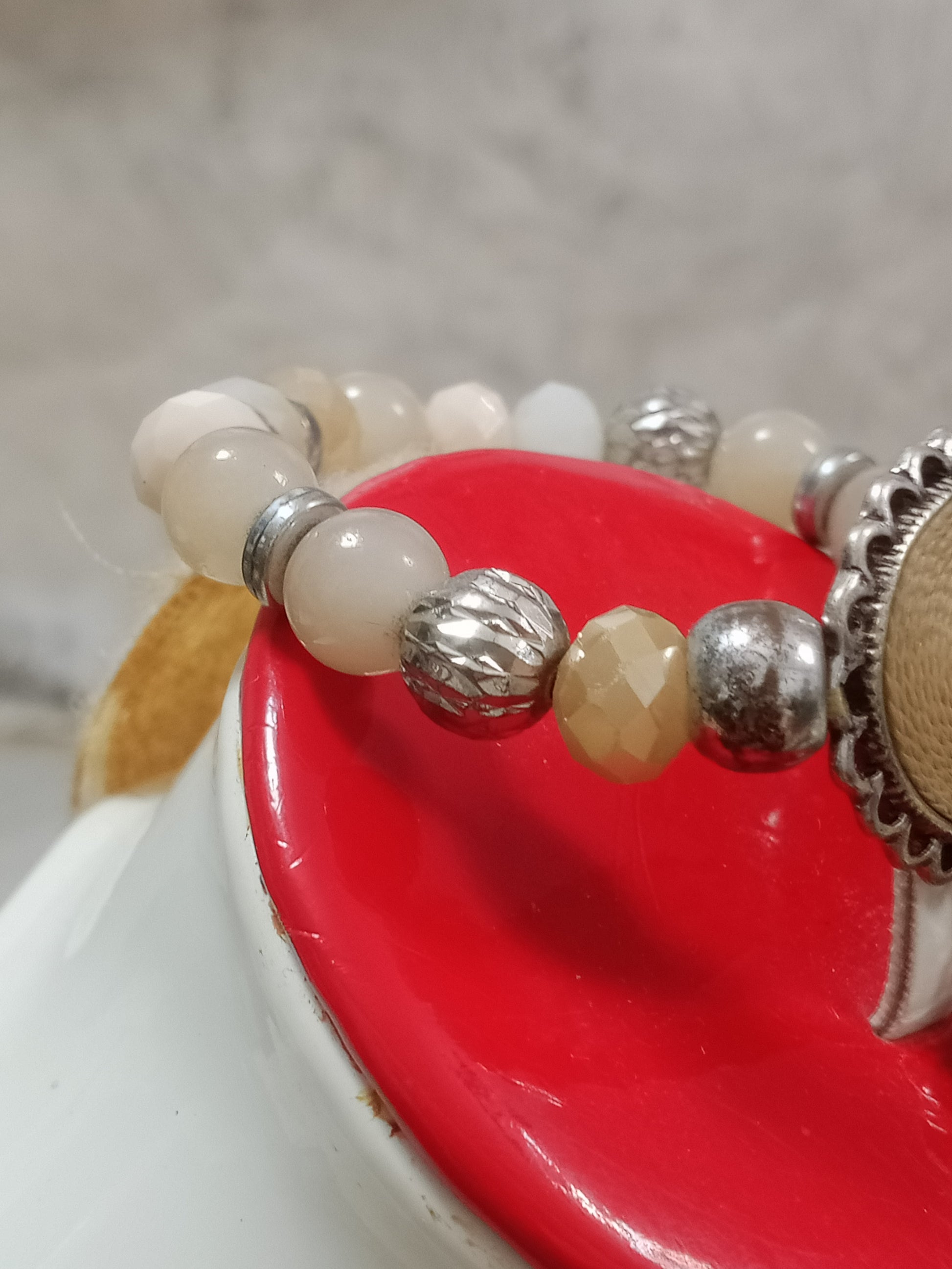 سوار تحفة من احجار طبيعية