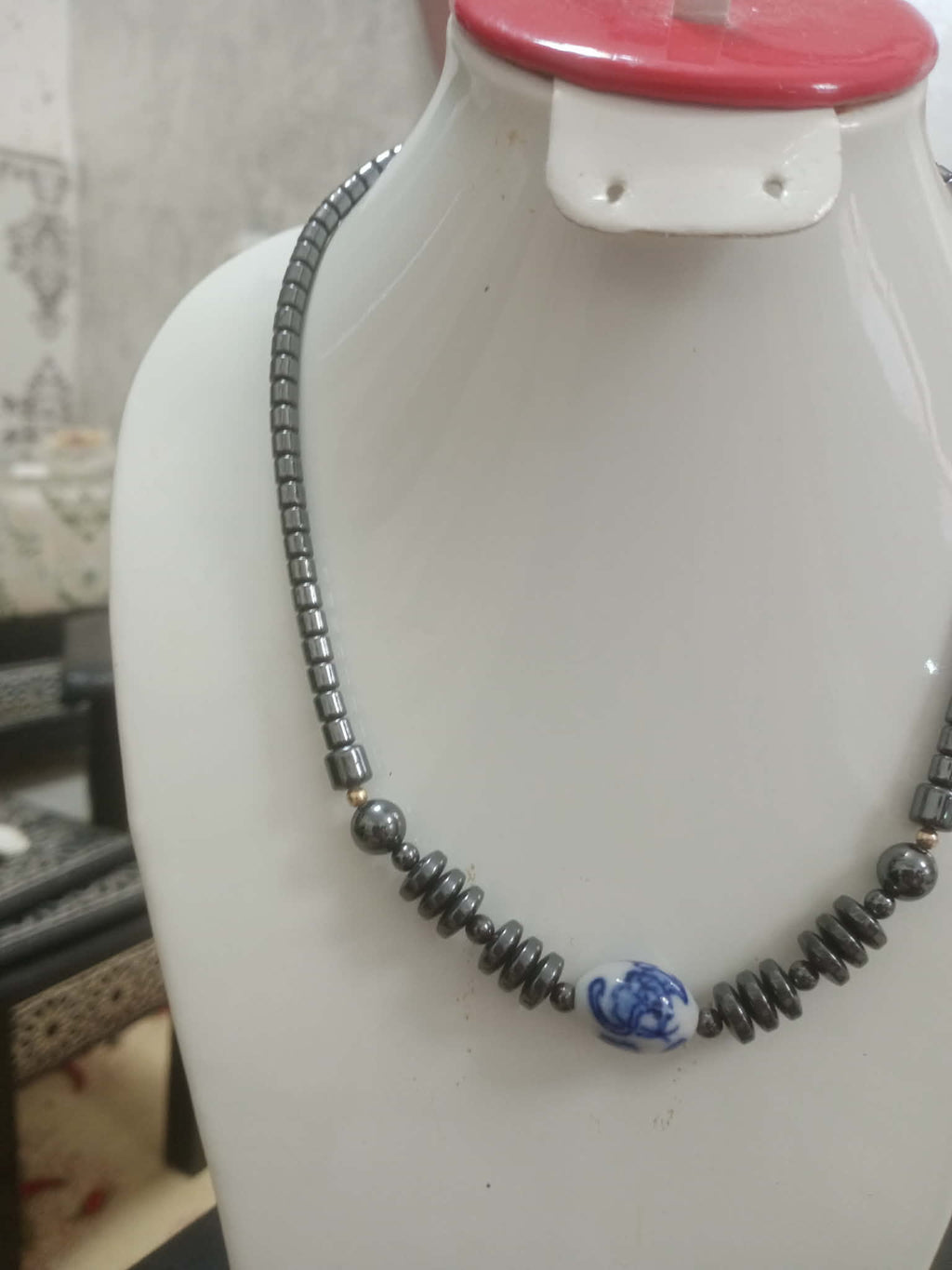 عقد من حجر هيماتيت طبيعي