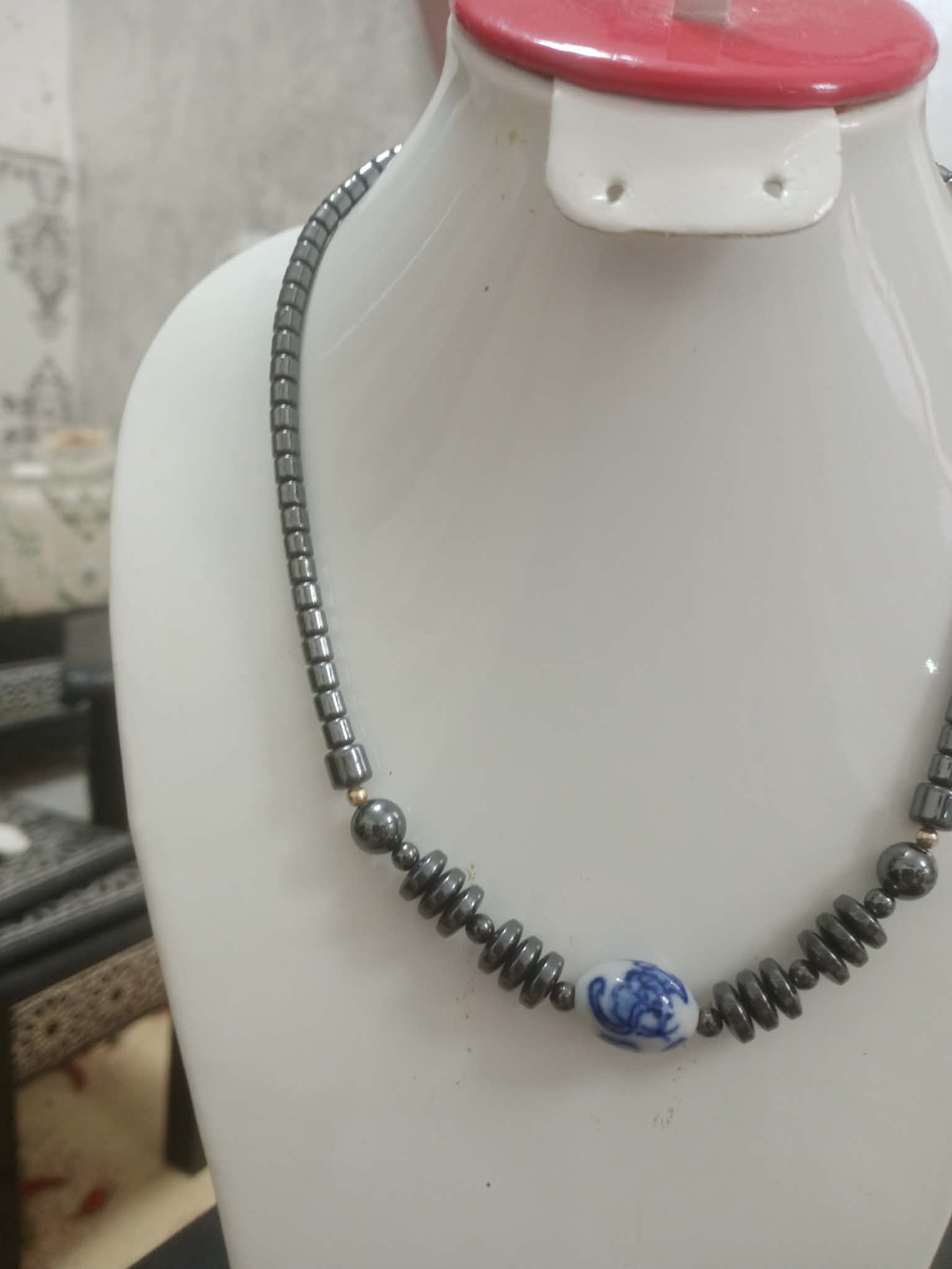 عقد من حجر هيماتيت طبيعي