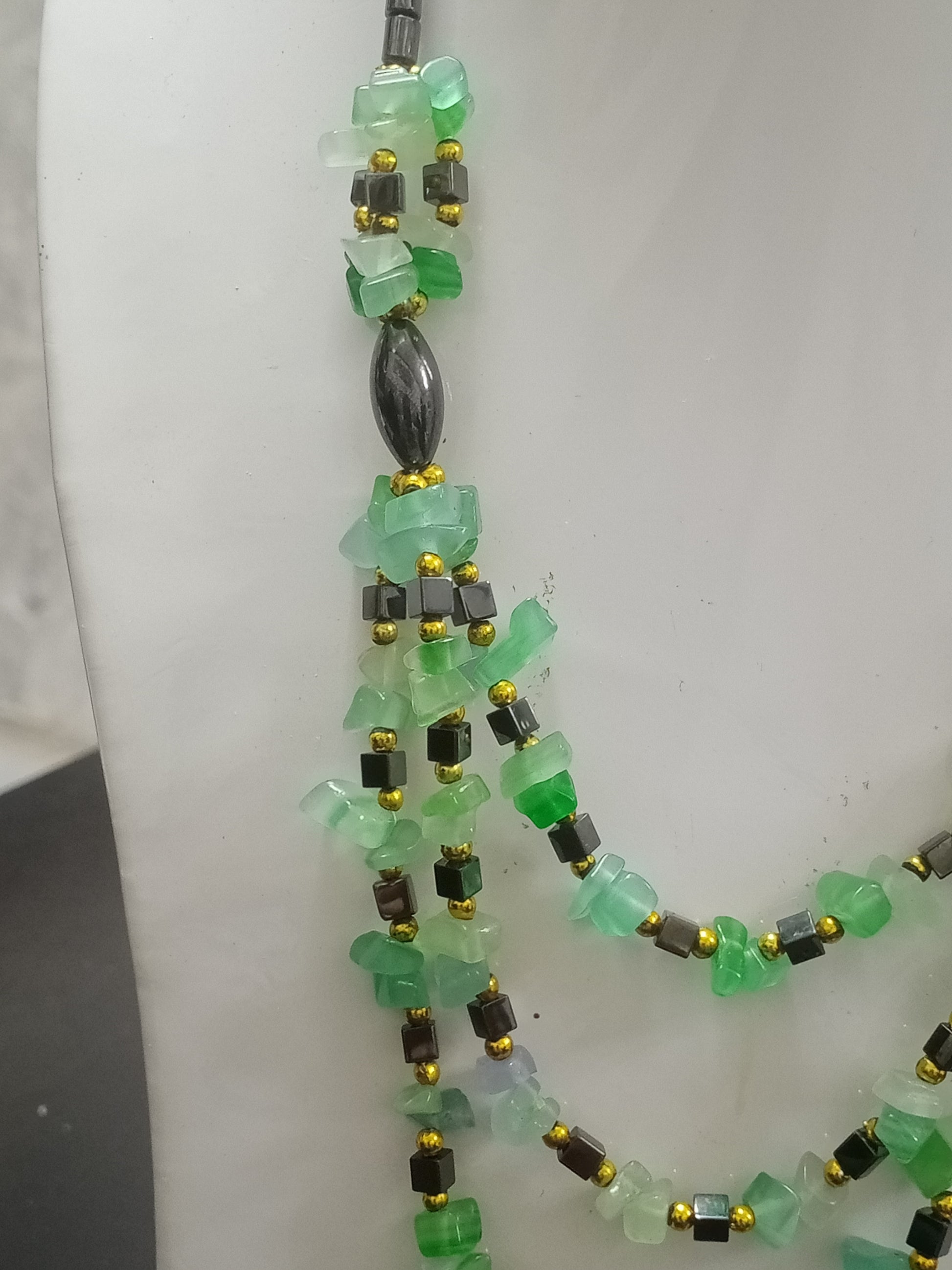عقد من احجار طبيعية