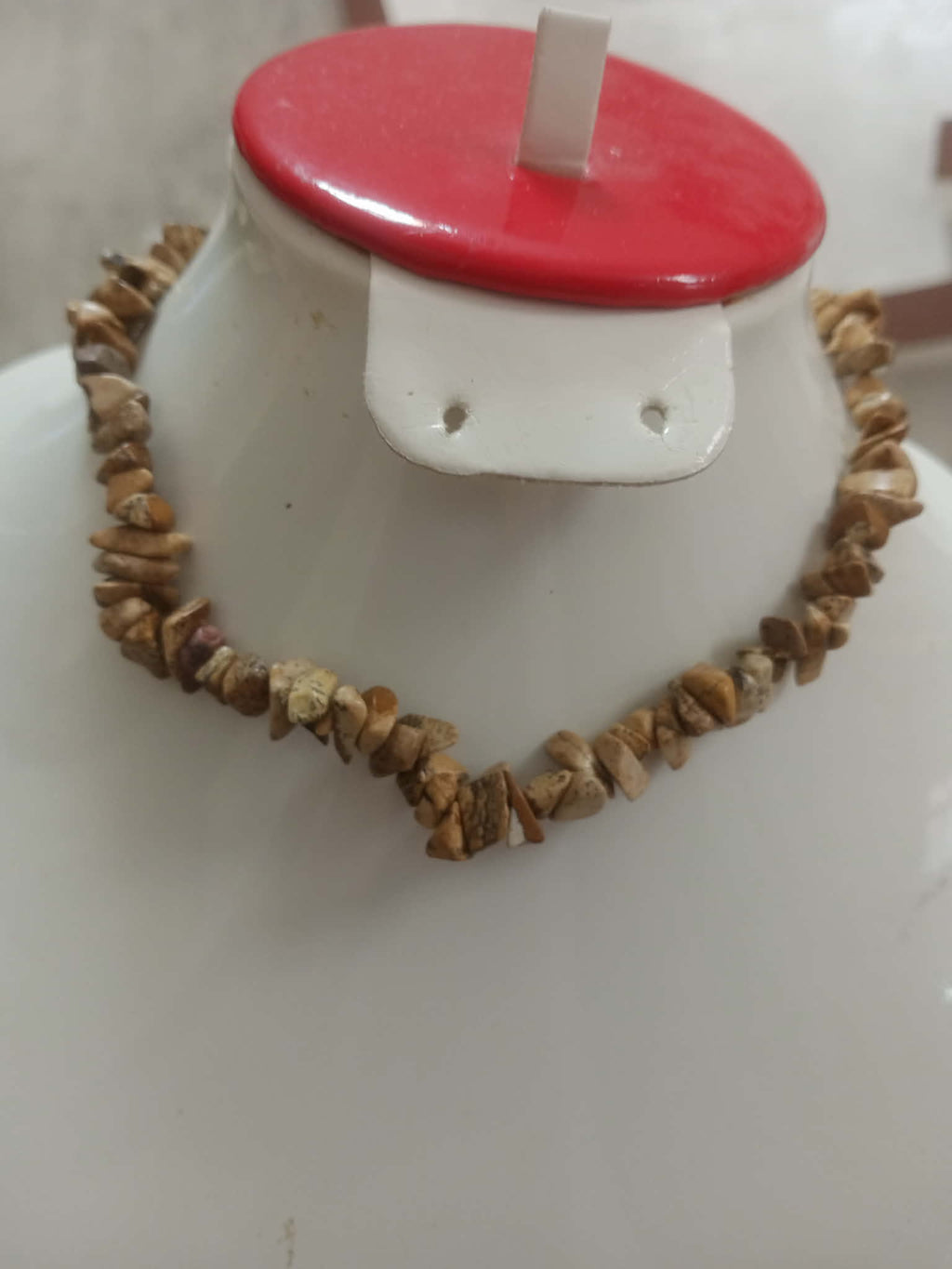 عقد صغير من أحجار طبيعية