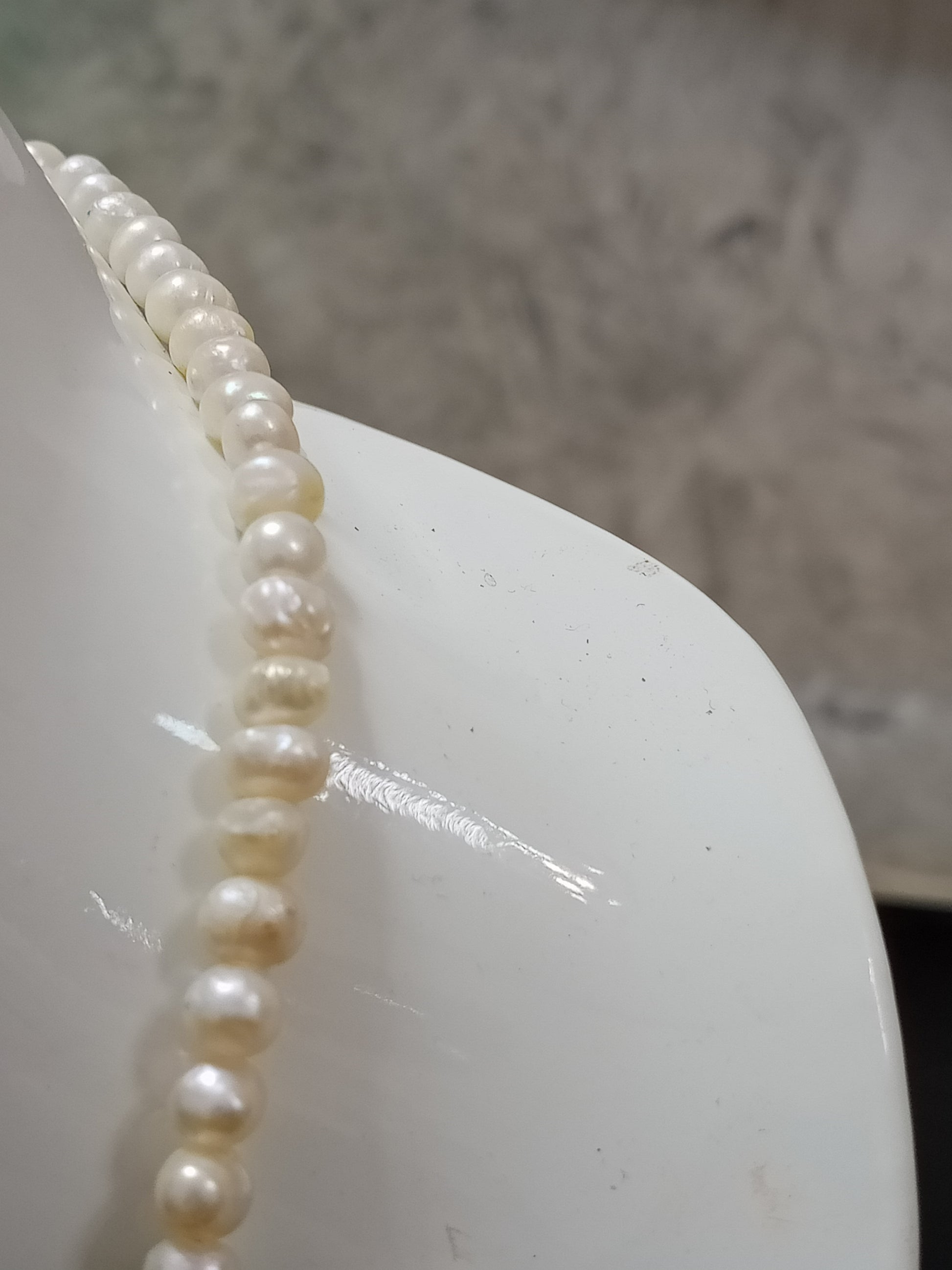 عقد من لؤلؤ طبيعي وكريستال