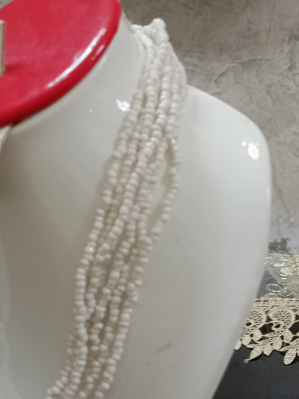 قلادة جميلة من خرز لؤلؤي وصدف طبيعي