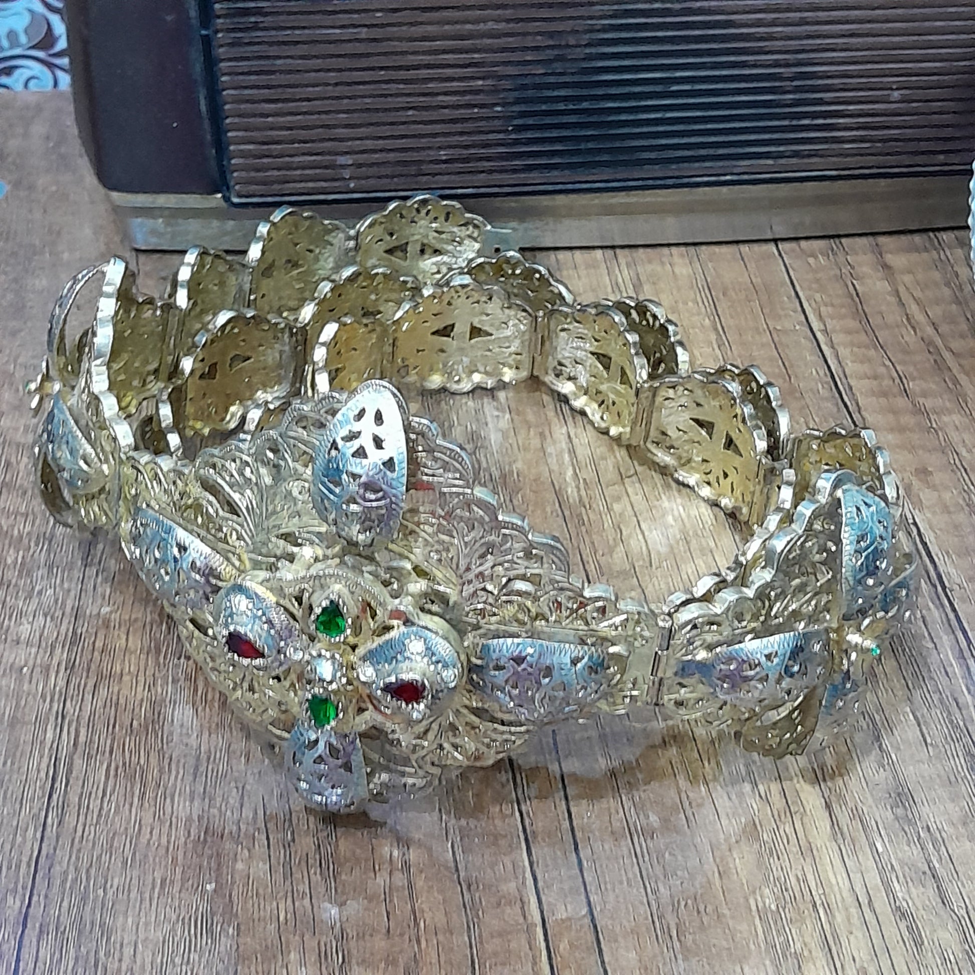 حزامة قديمة ومطبوعة من نحاس