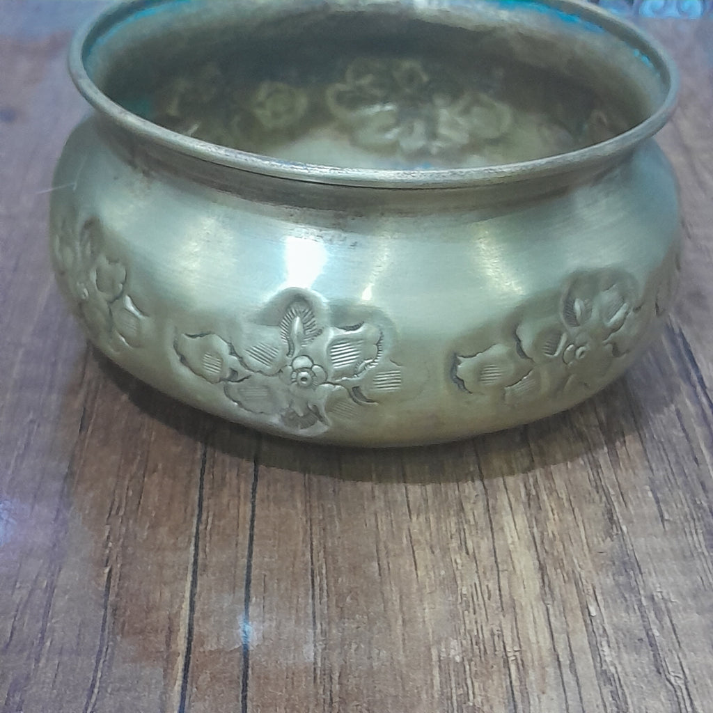 تحفة نحاسية قديمة
