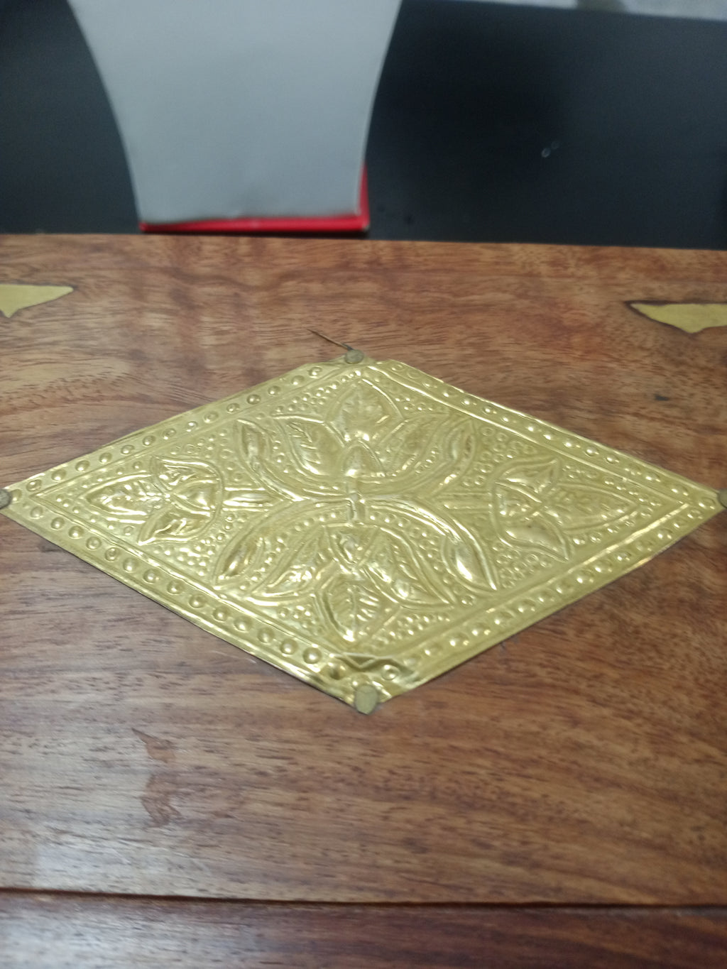 صندوق مجوهرات قديم مطعم بالنحاس