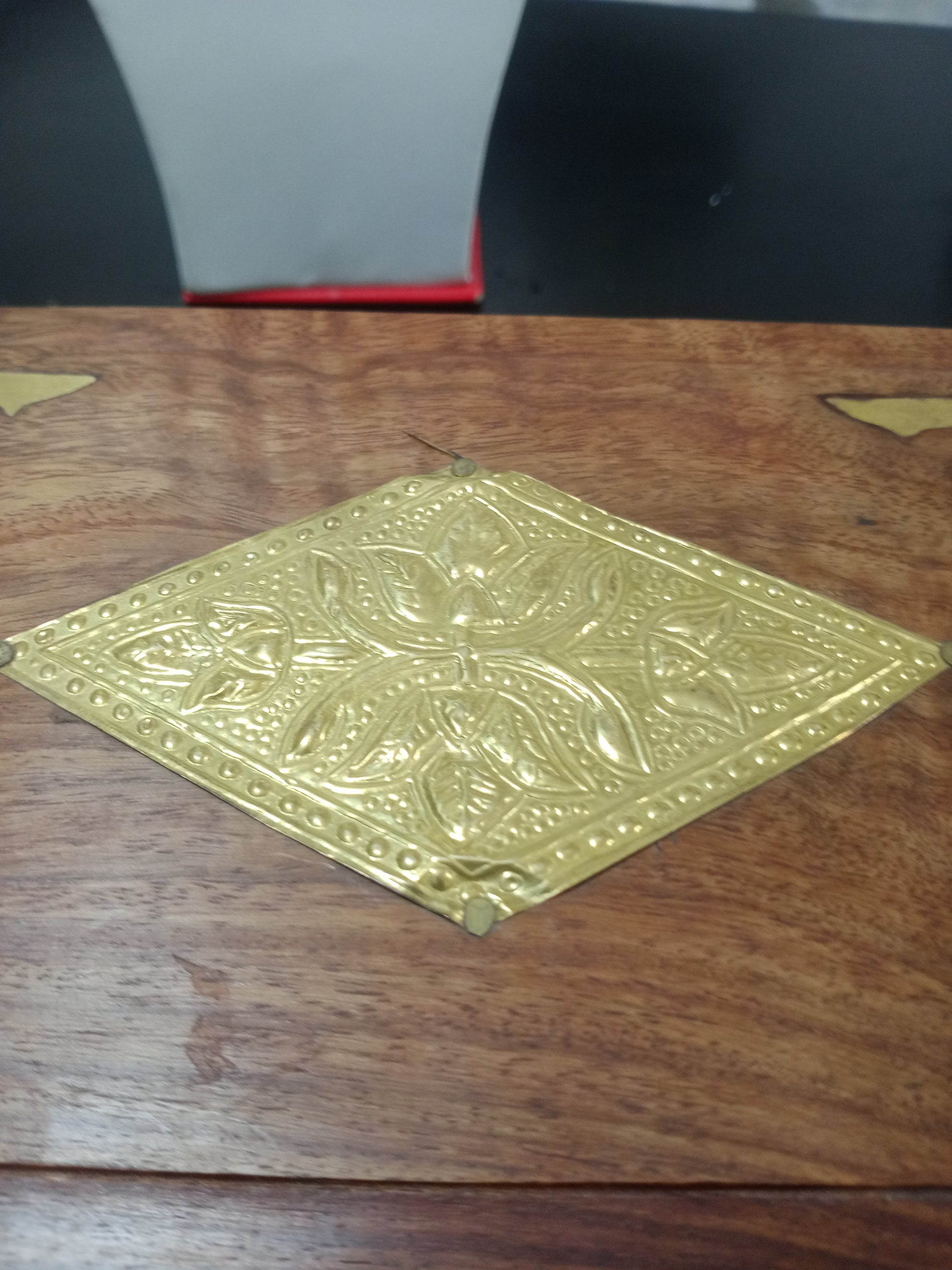 صندوق مجوهرات قديم مطعم بالنحاس