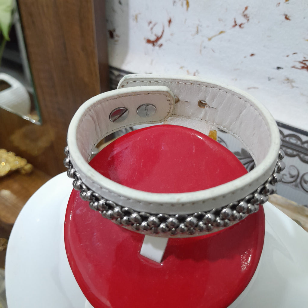 سوار من جلد ومعدن مطلي بالفضة