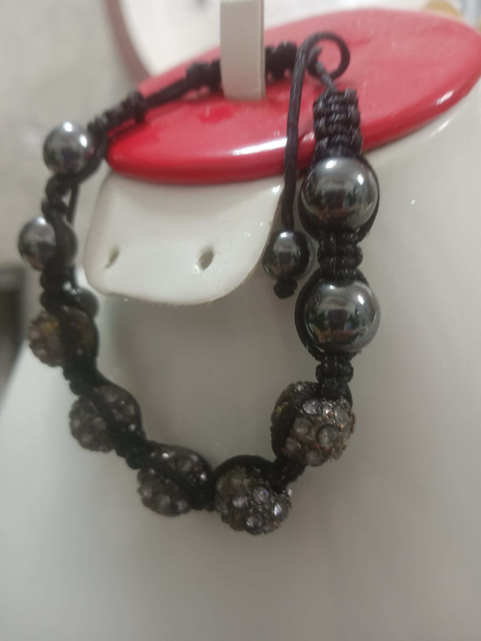 سوار تحفة من أحجار هيماتيت