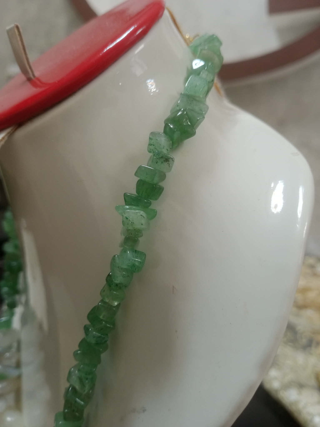 عقد تحفة من أحجار طبيعية