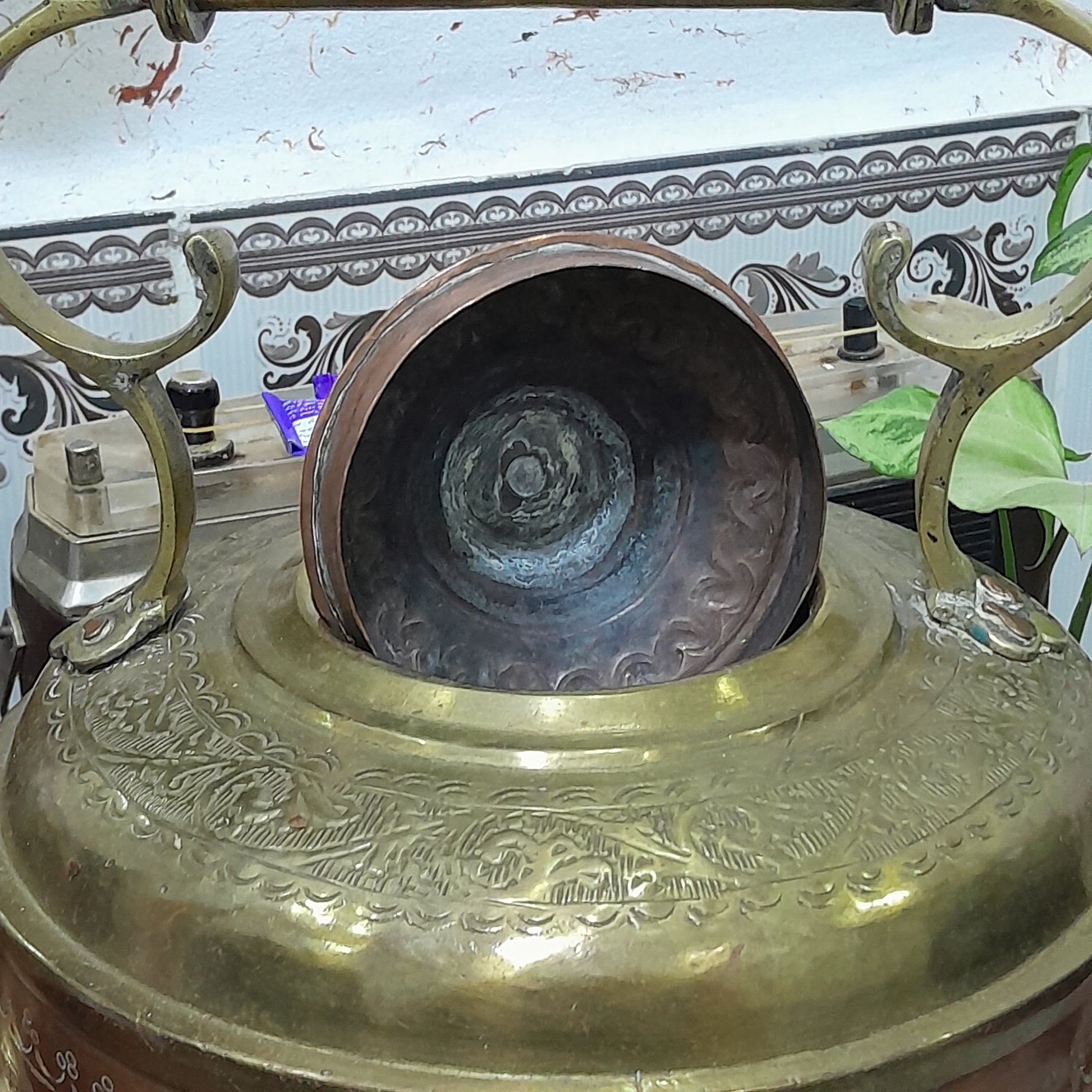 غلاية شاي عتيقة من نحاس احمر واصفر