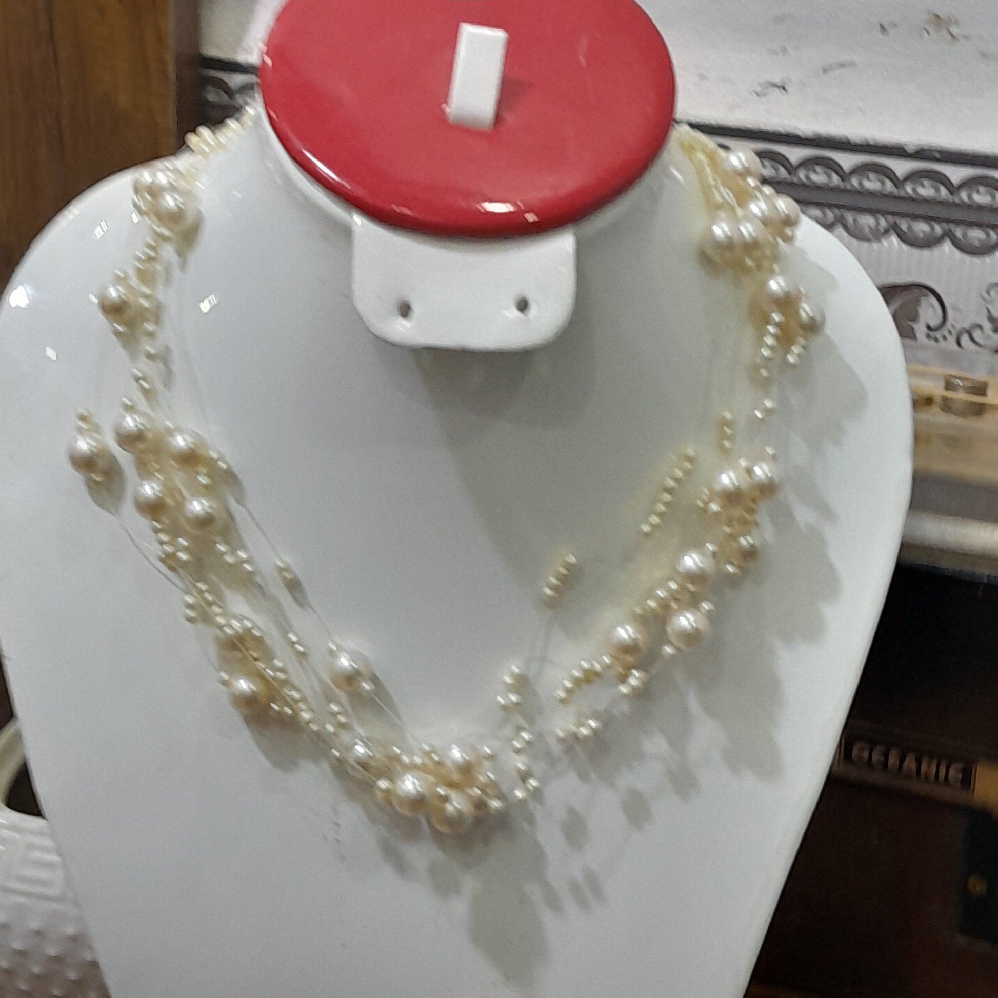 عقد تحفة من لؤلؤ صناعي