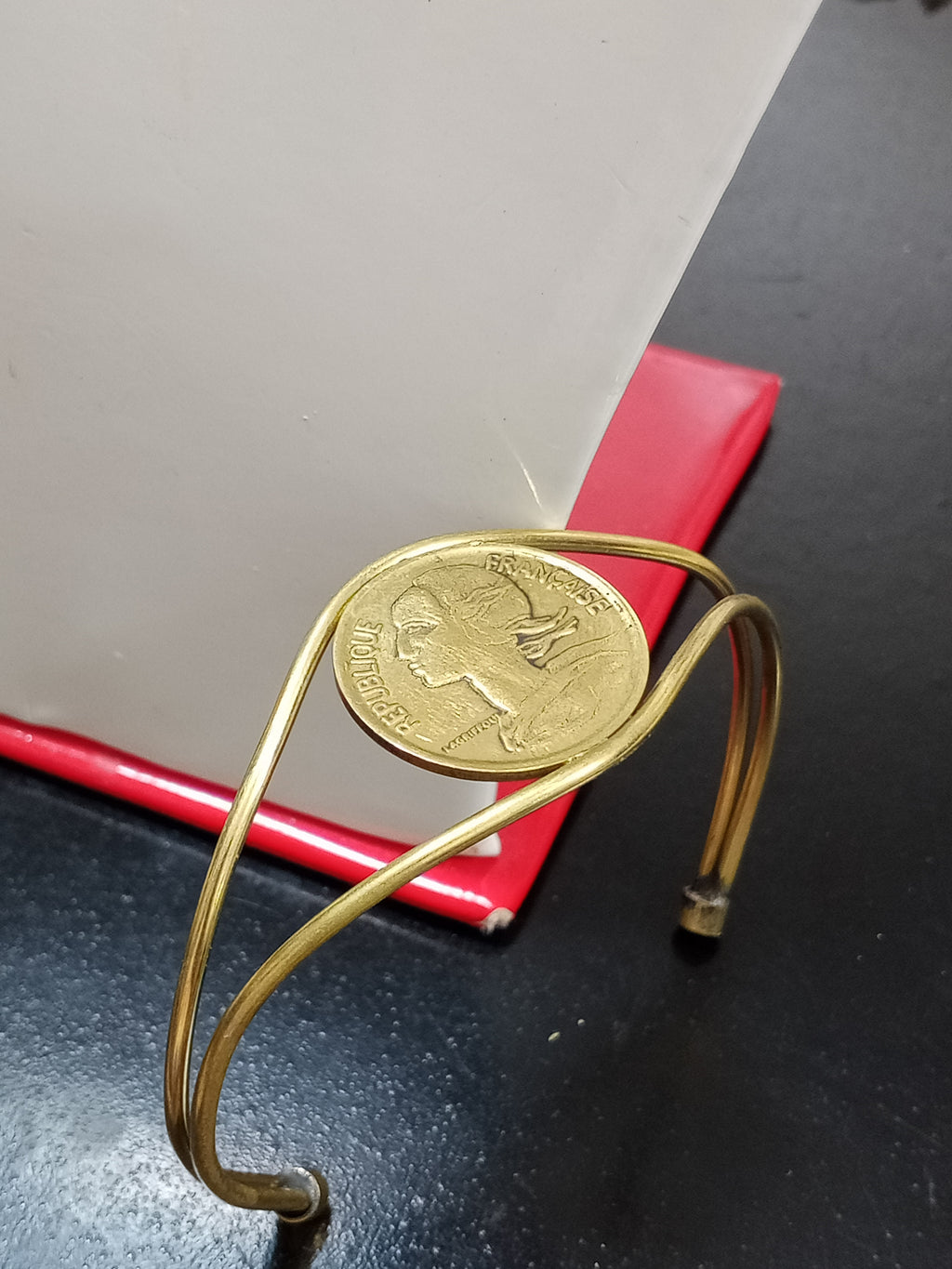 سوار تحفة من نحاس اصفر حر