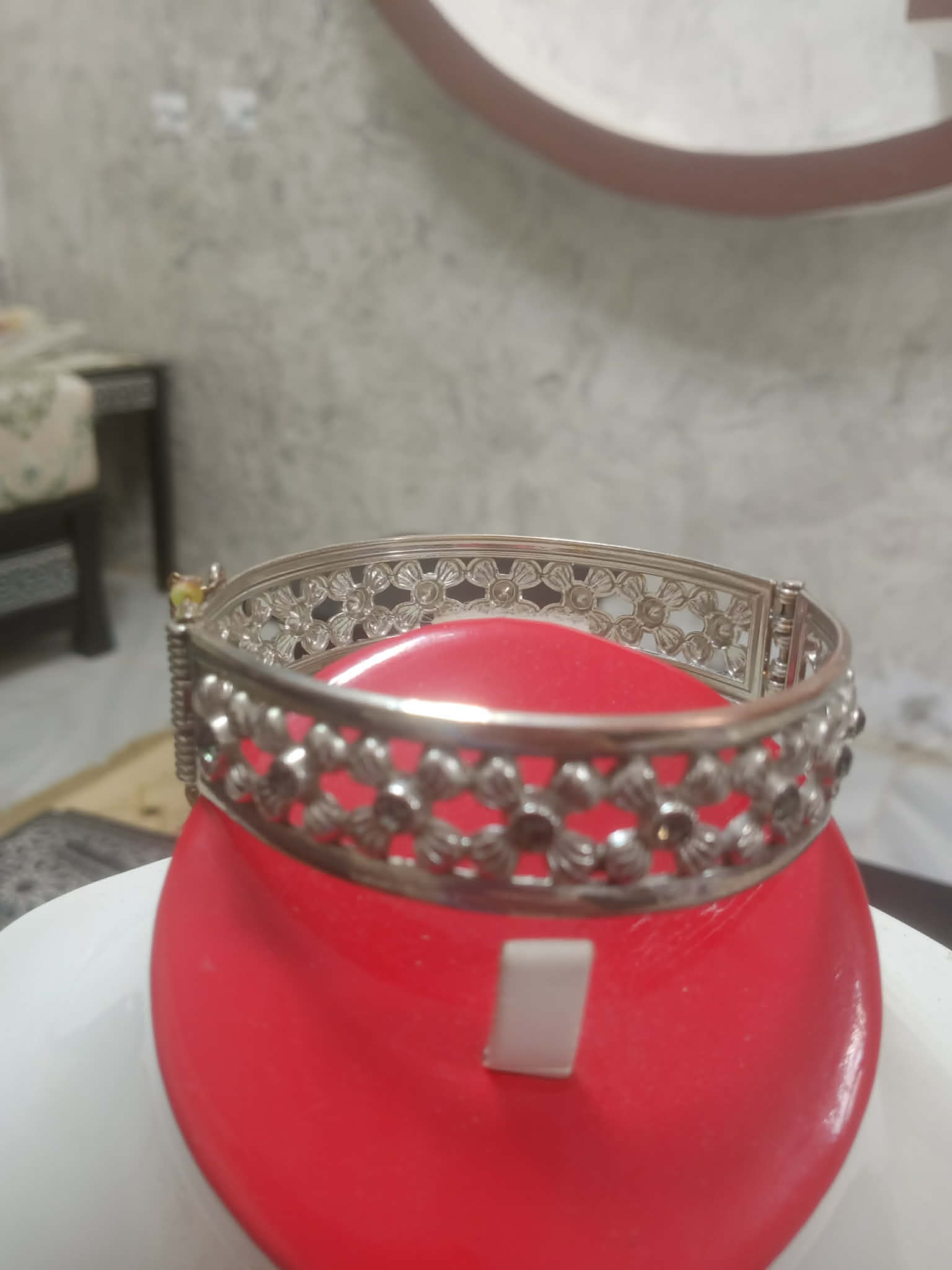 سوار من بلاكي أبيض