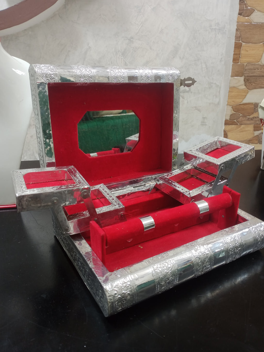 صندوق مجوهرات قديم مطعم بمعدن فضي