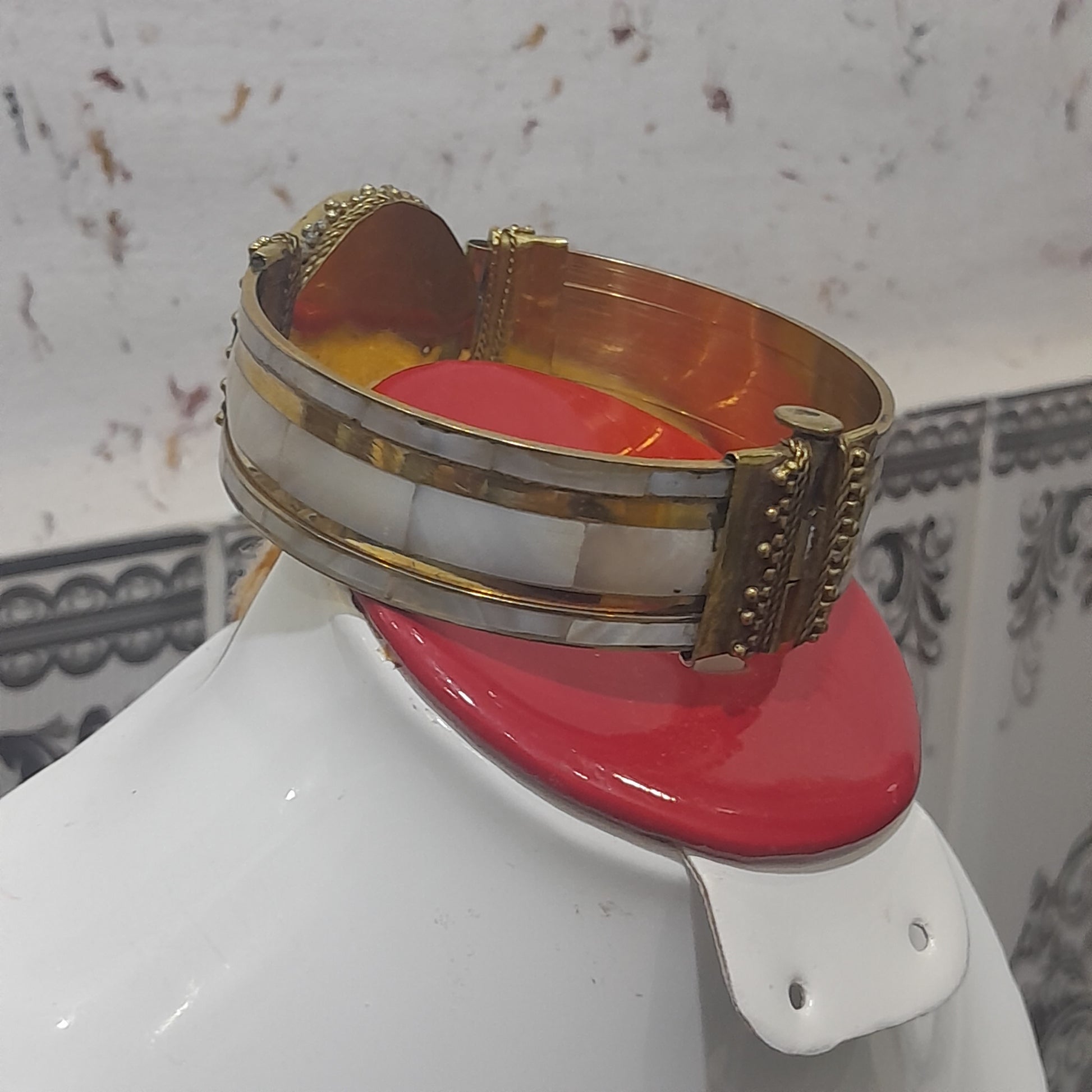 سوار قديم من نحاس ومرصع بأحجار صدف