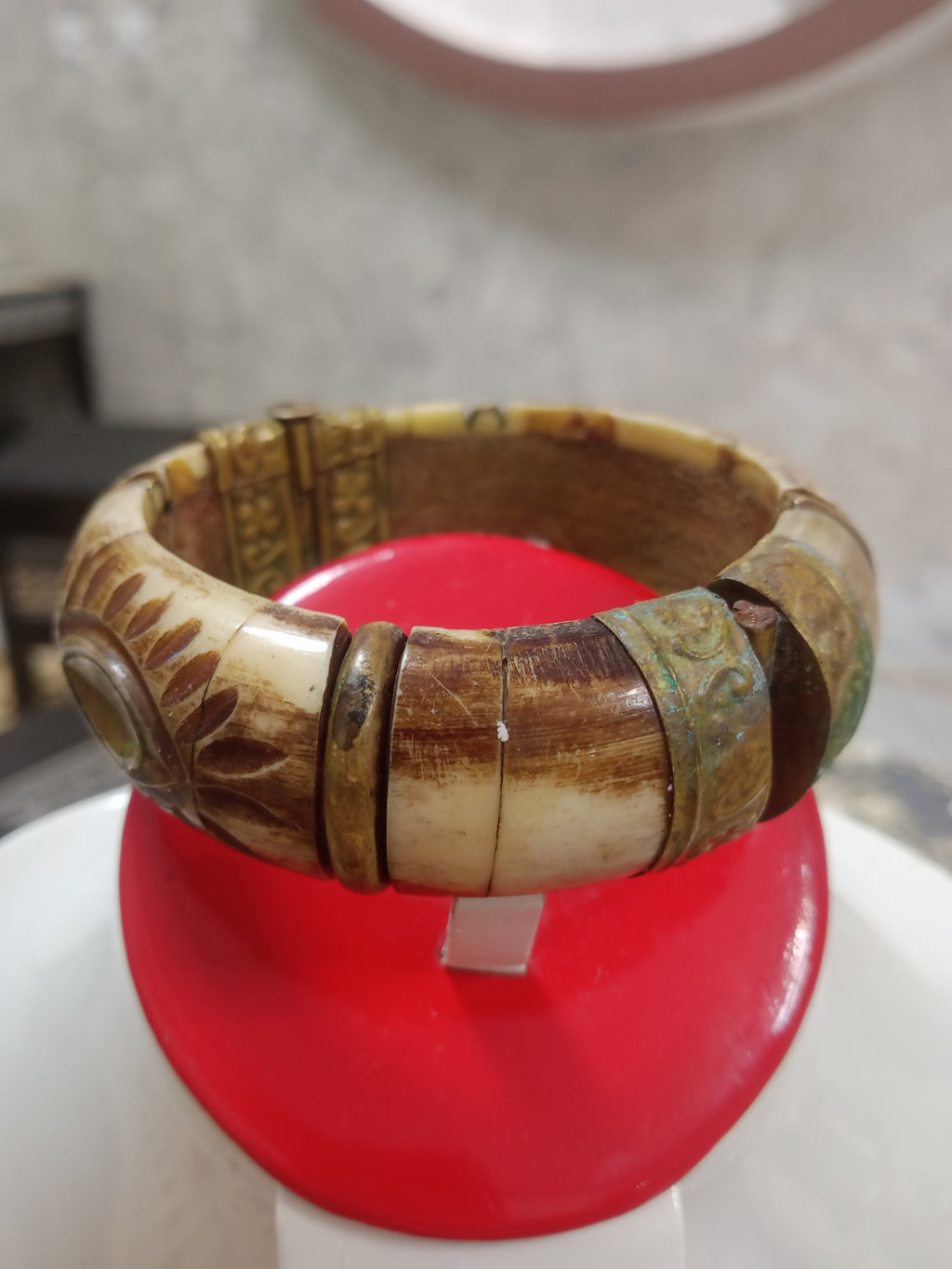 سوار قديم من عاج
