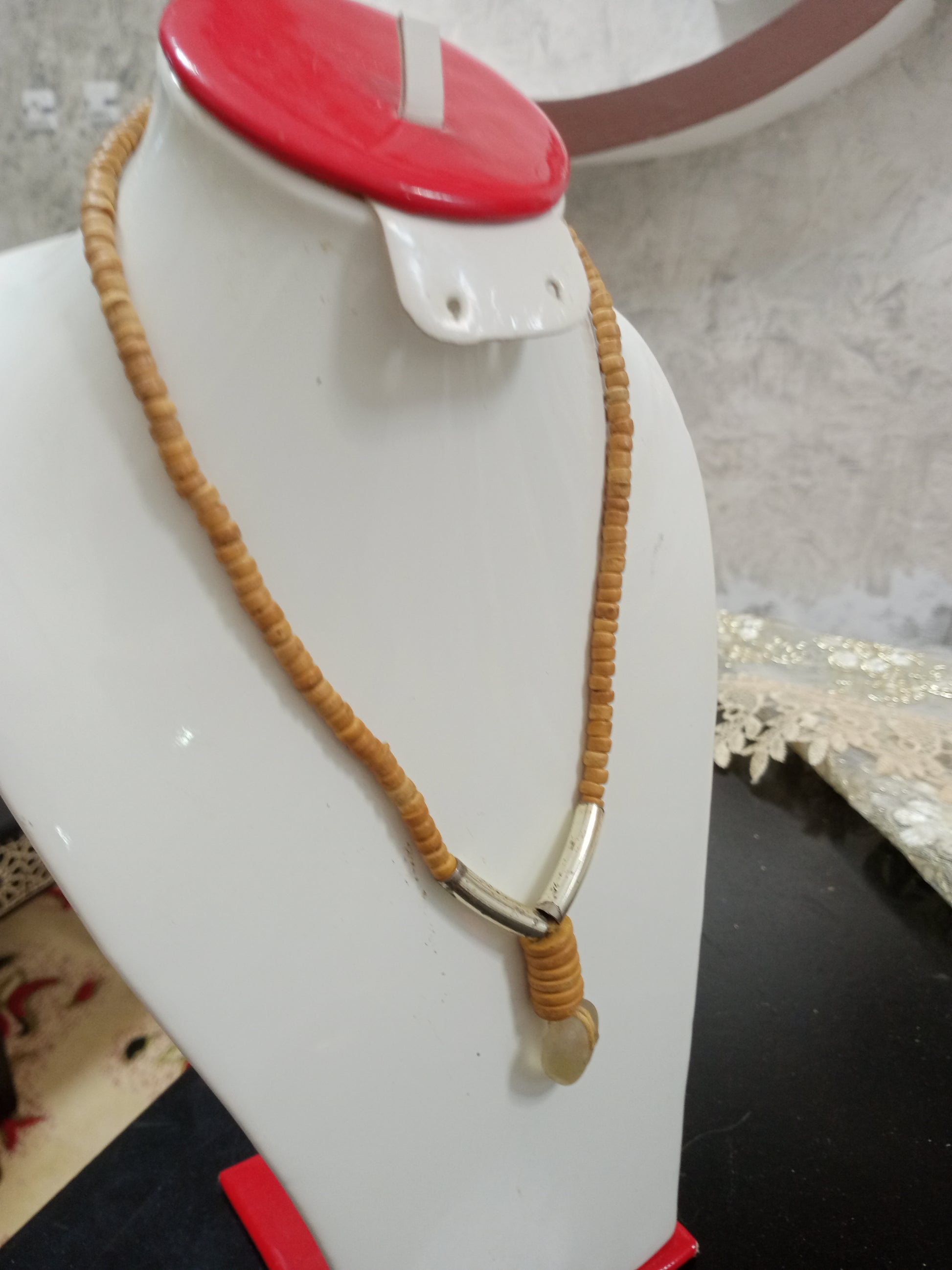 عقد قديم من خشب وحجر طبيعي